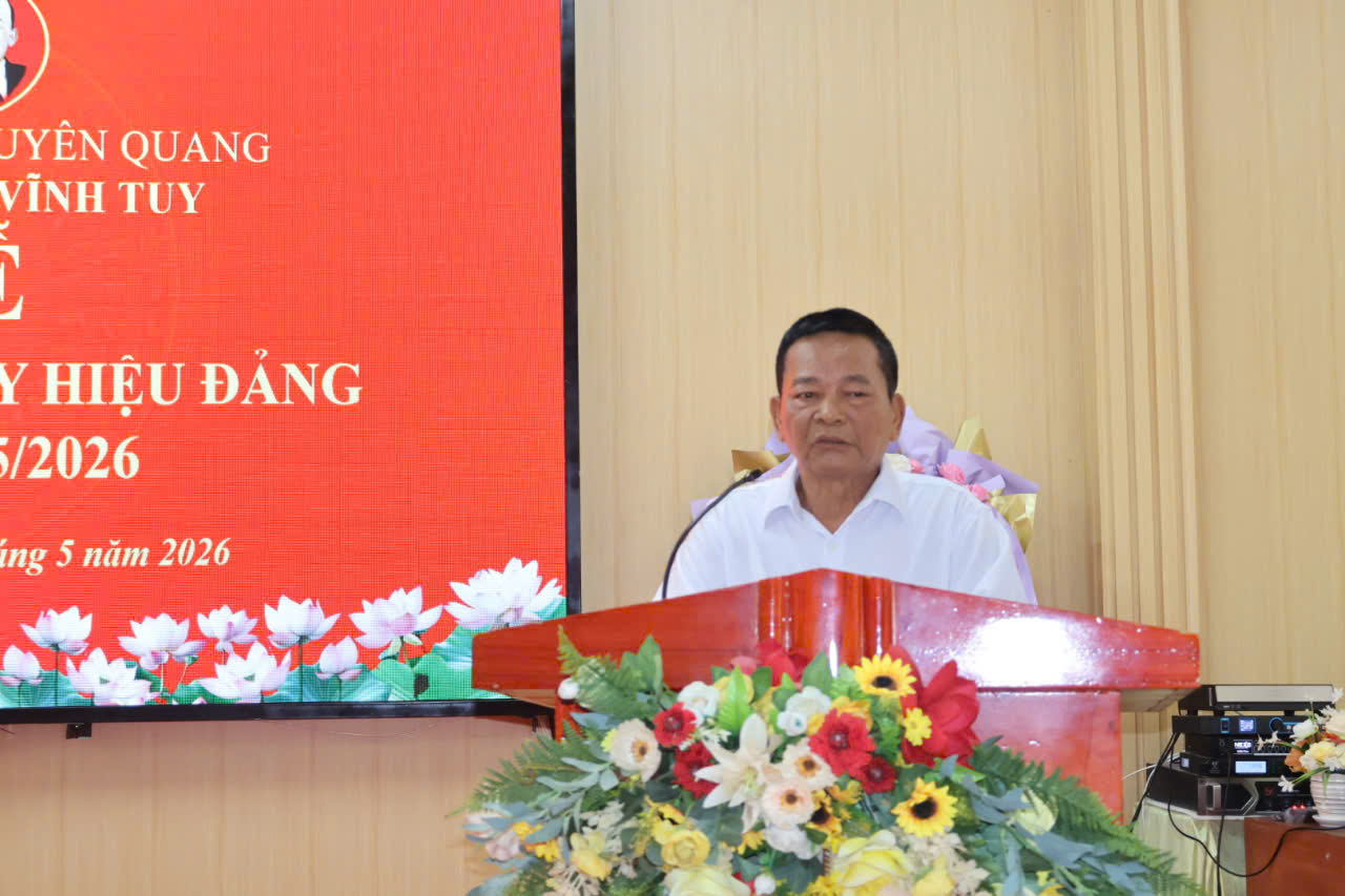 Trao huy hiệu Đảng ph biêu ông....jpg