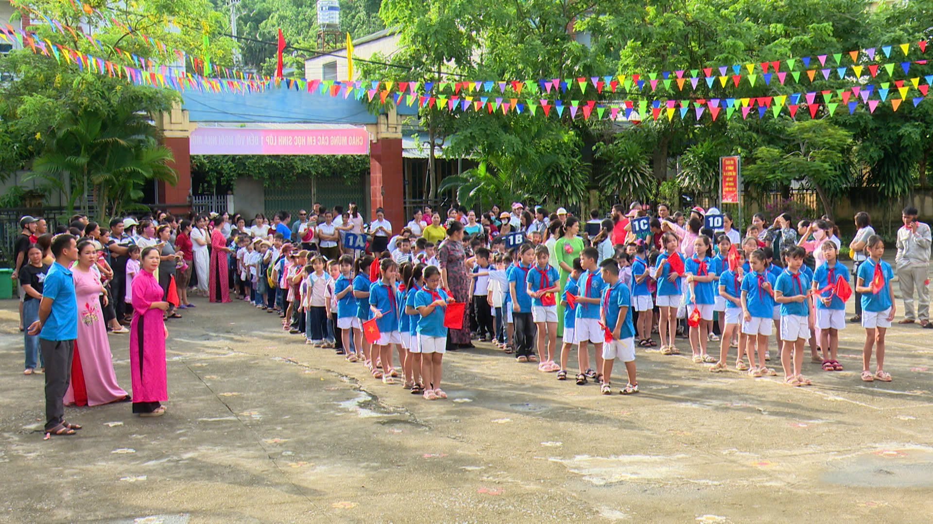 Trường Tiểu học Thị trấn Na Hang đón học sinh lớp 1 tựu trường