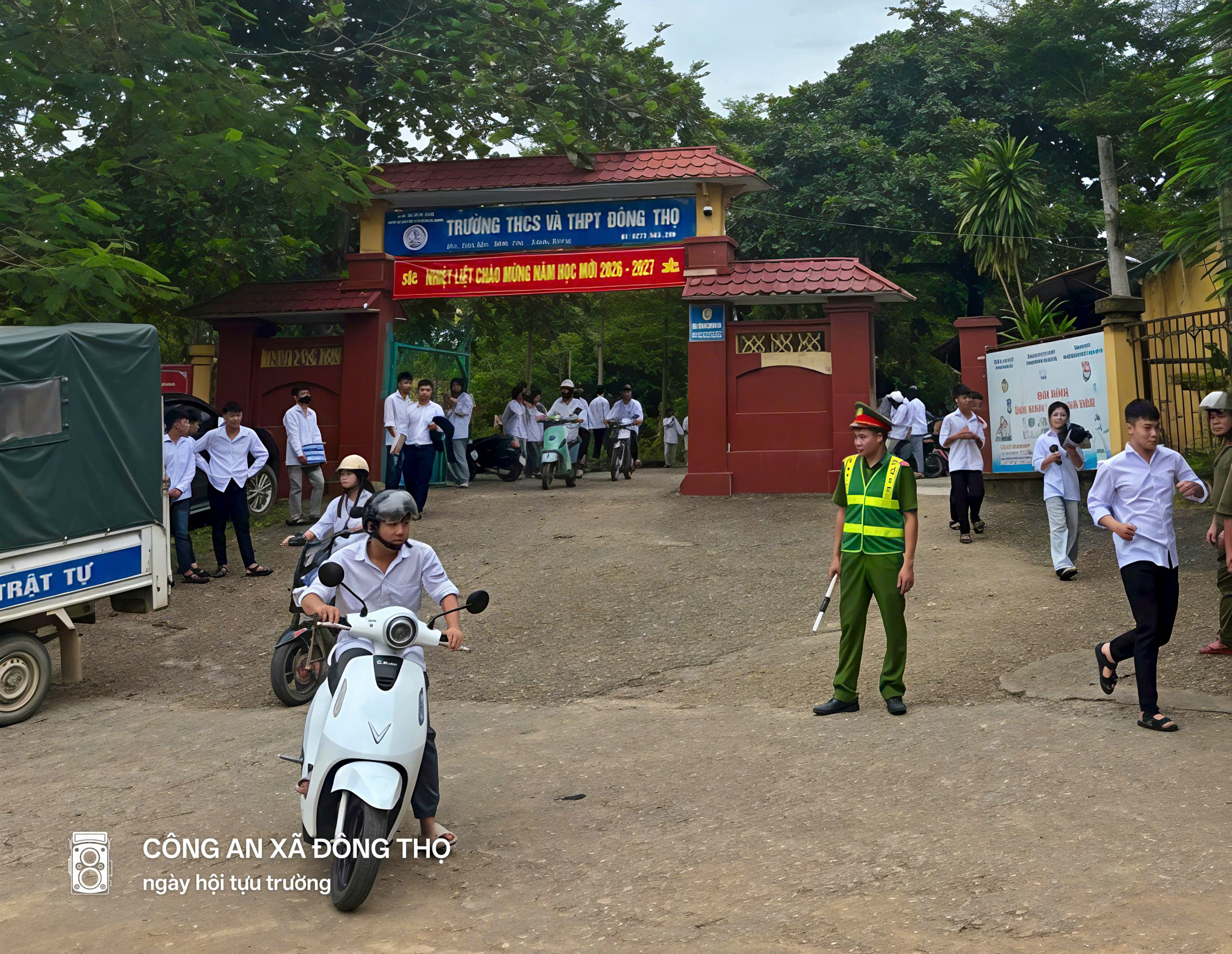 CÔNG AN XÃ ĐÔNG THỌ TĂNG CƯỜNG ĐẢM BẢO AN NINH, TRẬT TỰ, AN TOÀN GIAO THÔNG TRONG NGÀY KHAI GIẢNG NĂM HỌC MỚI 2026 - 2027