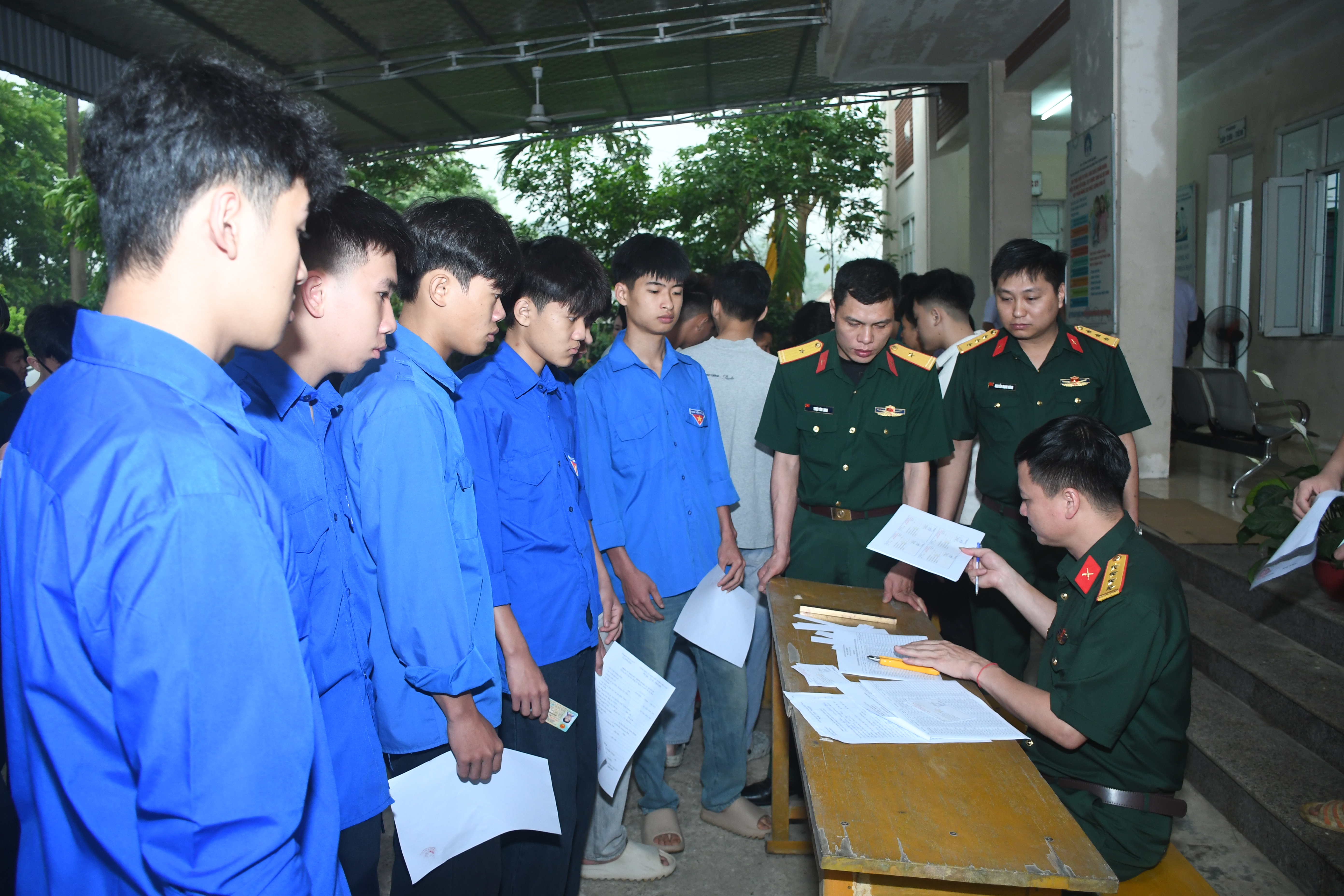 THÁI HÒA: THANH NIÊN TUỔI 17 HĂNG HÁI ĐĂNG KÝ, KHÁM TUYỂN NGHĨA VỤ QUÂN SỰ LẦN ĐẦU