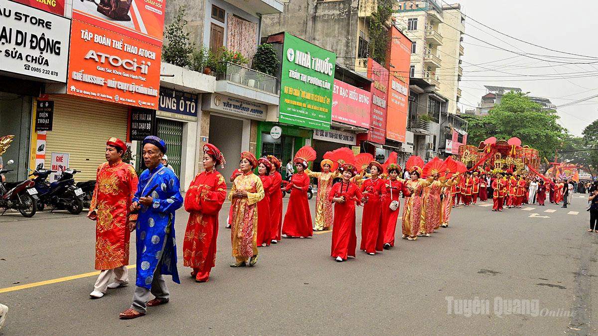 Rước Mẫu hoàn cung từ đền Hạ về đền Thượng, đền Ỷ La