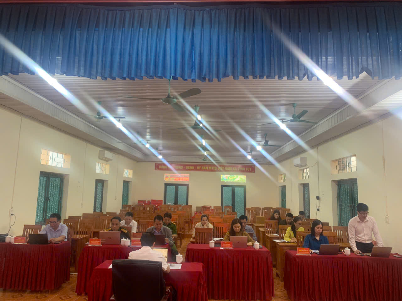 Họp UBND x&atilde;13.jpg