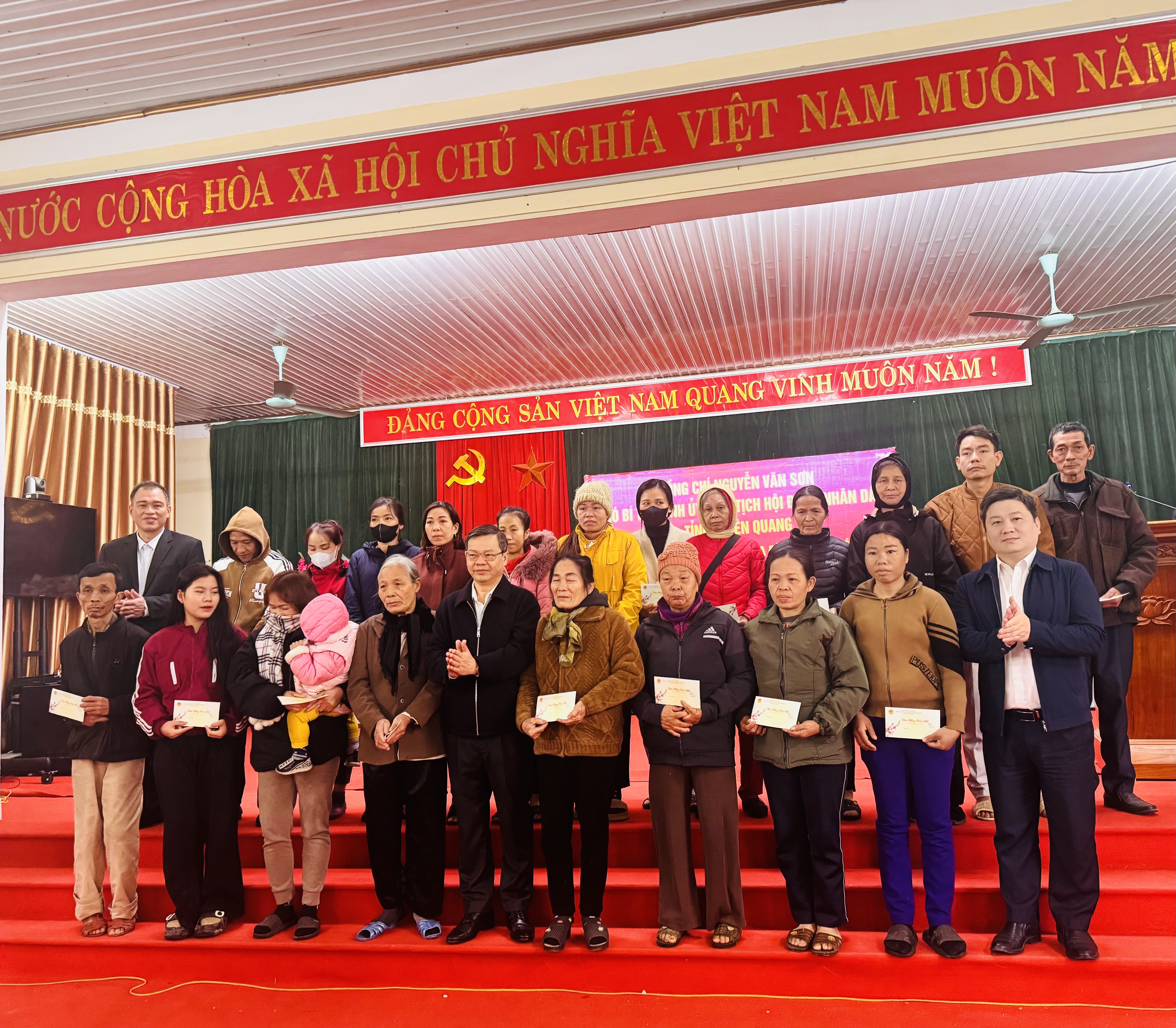 Đồng chí Nguyễn Văn Sơn Phó Bí thư Tỉnh ủy, Chủ tịch HĐND tỉnh Tặng quà Tết cho hộ gia đình chính sách, hộ nghèo có hoàn cảnh khó khăn nhân dịp Xuân Bính Ngọ 2026 xã Trường Sinh