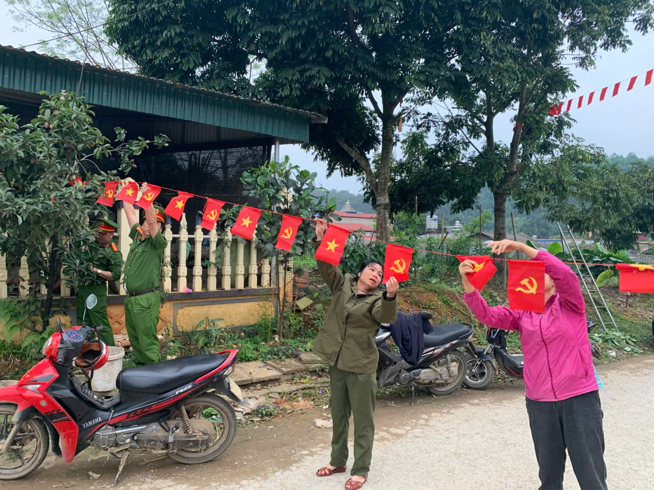 CÔNG AN  XÃ  BẰNG HÀNH TĂNG CƯỜNG KIỂM TRA HỖ TRỢ TRANG TRÍ PHỤC VỤ CÔNG TÁC CHUẨN BỊ BẦU CỬ