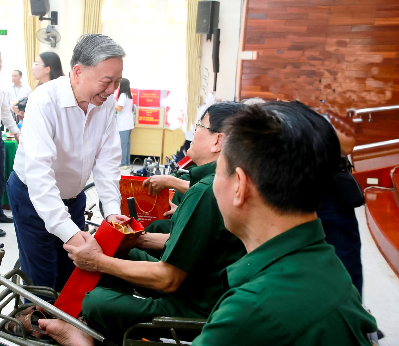 Hướng dẫn tặng quà của Tổng Bí thư, Chủ tịch nước tới người có công nhân Ngày Thương binh - Liệt sĩ