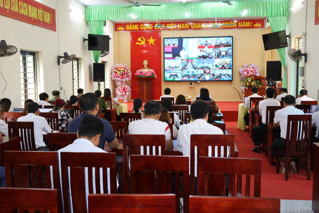Hội nghị TT triên khai các vb của Đảng ngày 22 th 7..jpg
