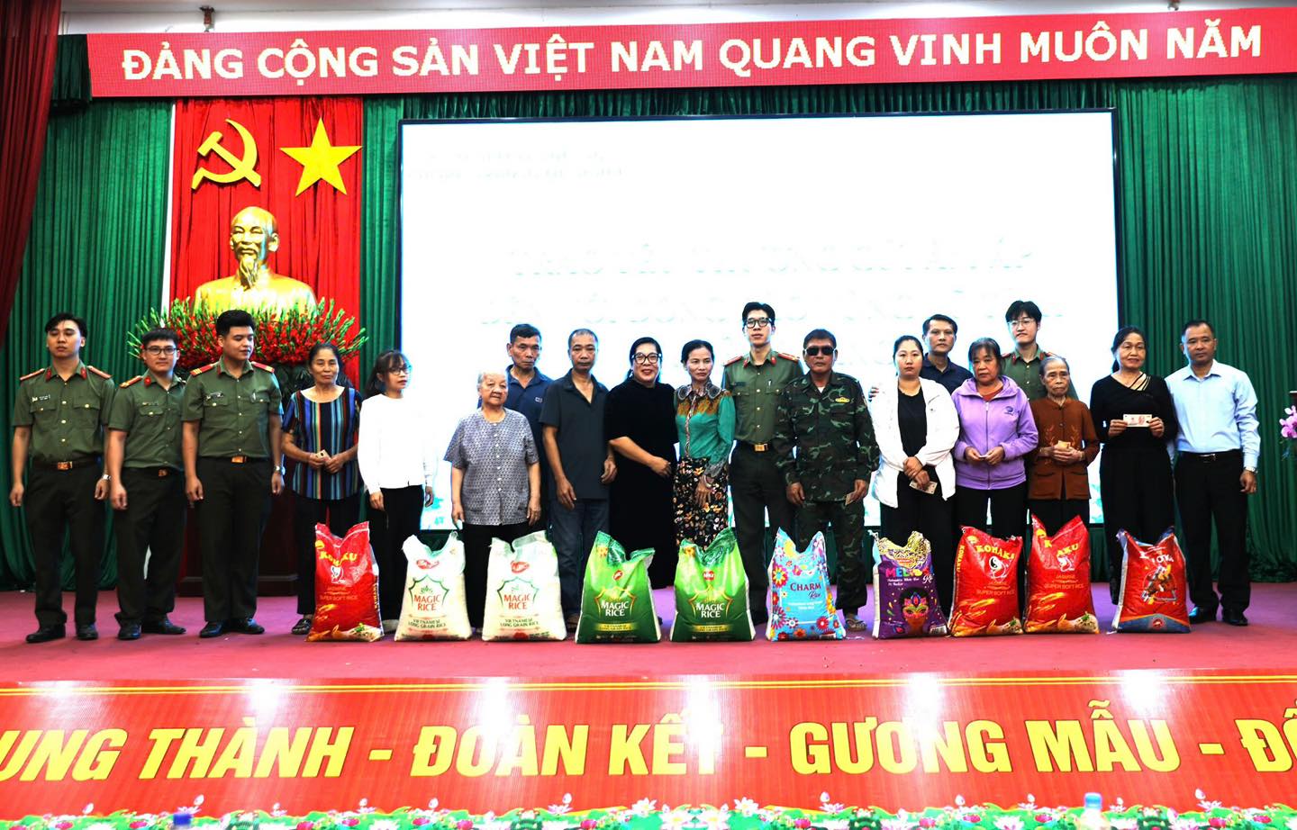 TRAO YÊU THƯƠNG - GỬI ẤM ÁP ĐẾN ĐỒNG BÀO VÙNG LŨ