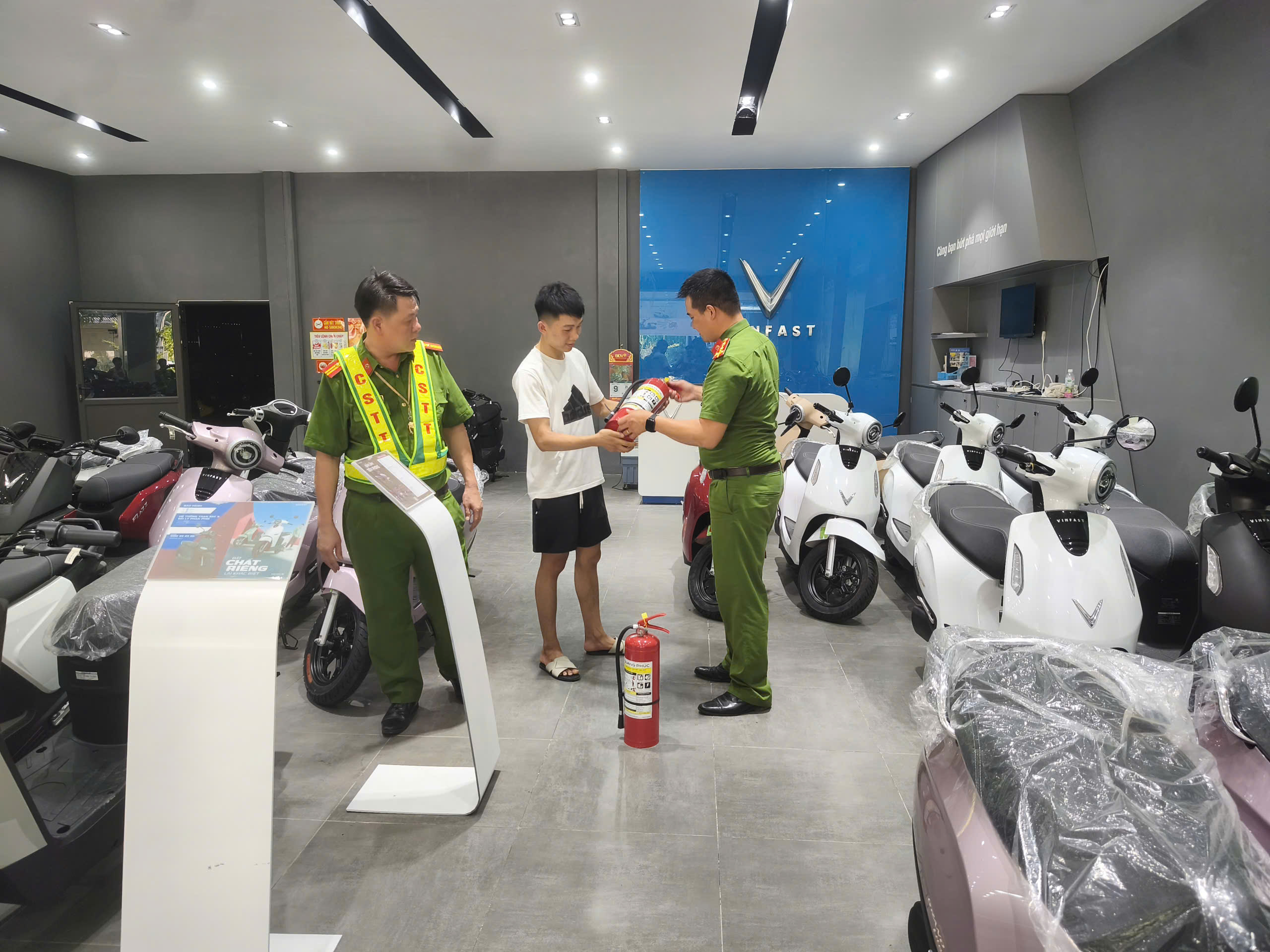 CÔNG AN XÃ TÂN TRÀO: ĐẾN TỪNG CƠ SỞ KINH DOANH, TUYÊN TRUYỀN – KÝ CAM KẾT BẢO ĐẢM AN TOÀN GIAO THÔNG. HƯỚNG DẪN PCCC VÀ CNCH ĐỐI VỚI CÁC CƠ SỞ KINH DOANH, SỬA CHỮA XE ĐẠP ĐIỆN KHO CHỨA PIN