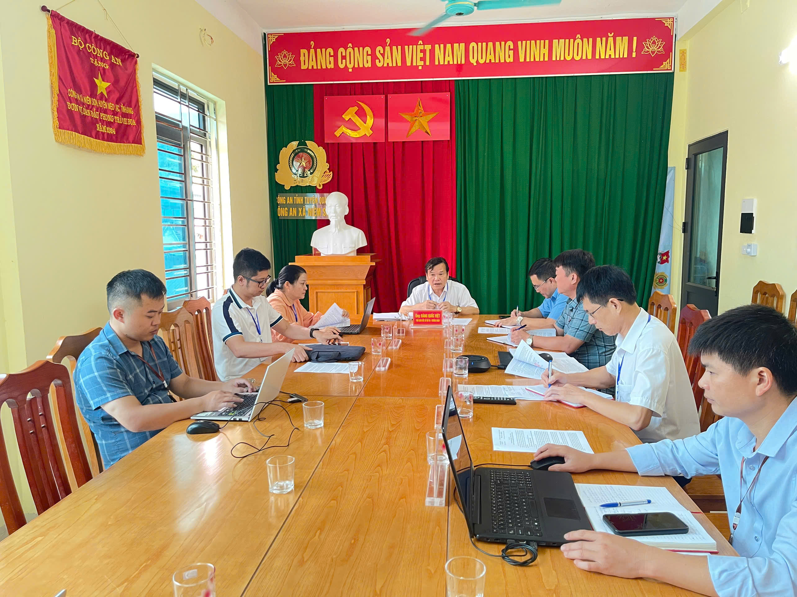 Đoàn kiểm tra công tác của tỉnh kiểm tra công tác văn thư, lưu trữ và hướng dẫn nghiệp vụ chỉnh lý, số hóa tài liệu lưu trữ, lập hồ sơ điện tử năm 2026 tại xã Niêm Sơn