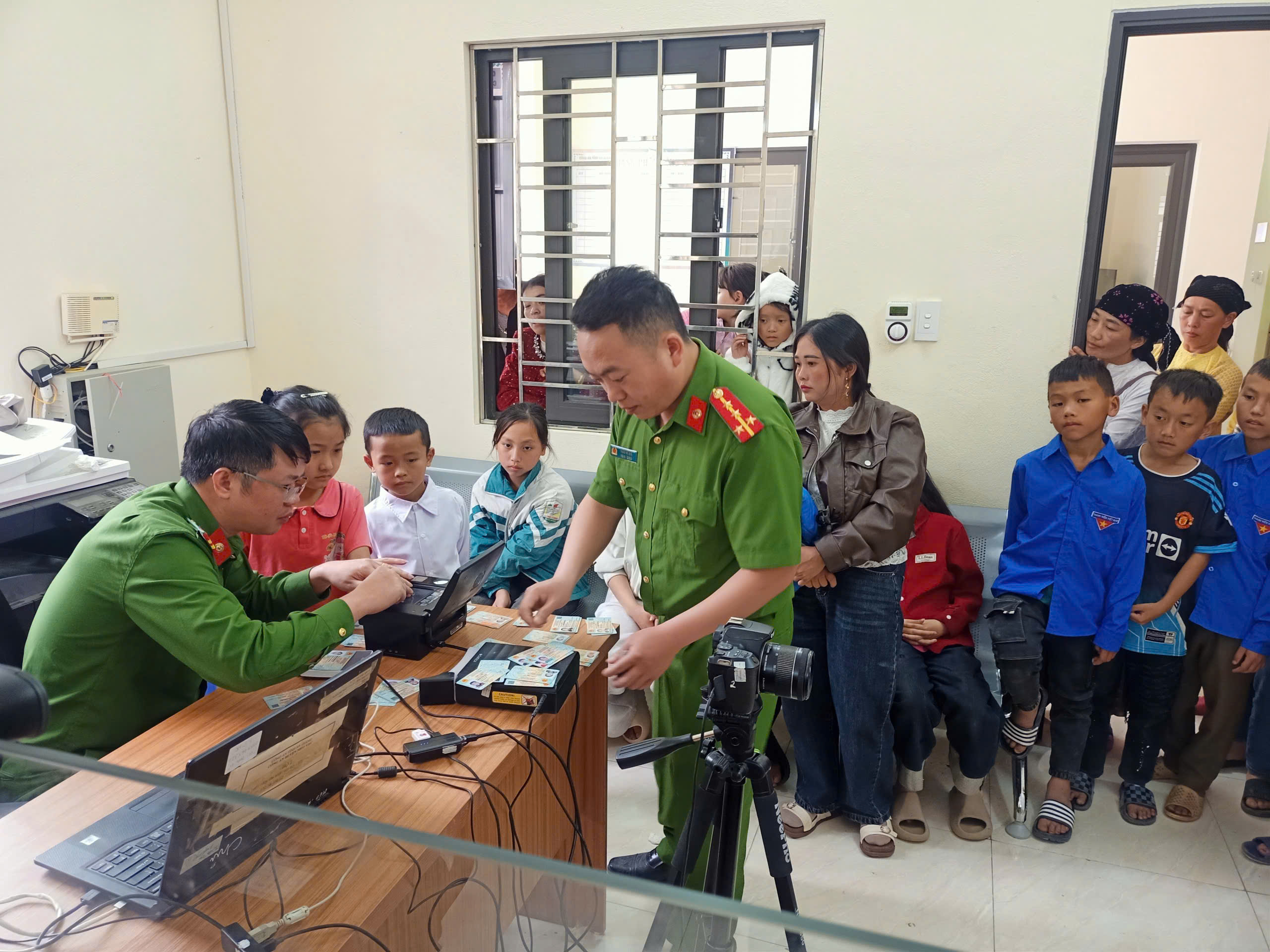 CÔNG AN XÃ SỦNG MÁNG ĐẨY MẠNH CẤP CĂN CƯỚC VÀ ĐỊNH DANH ĐIỆN TỬ MỨC 2 CHO CÔNG DÂN TỪ 6 ĐẾN 14 TUỔI