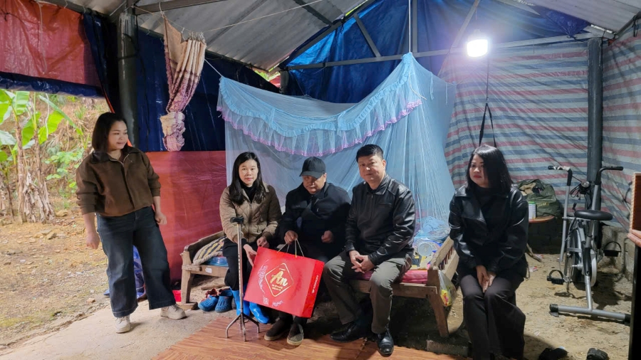 thăm tặng quà nhà tạm 2.jpg