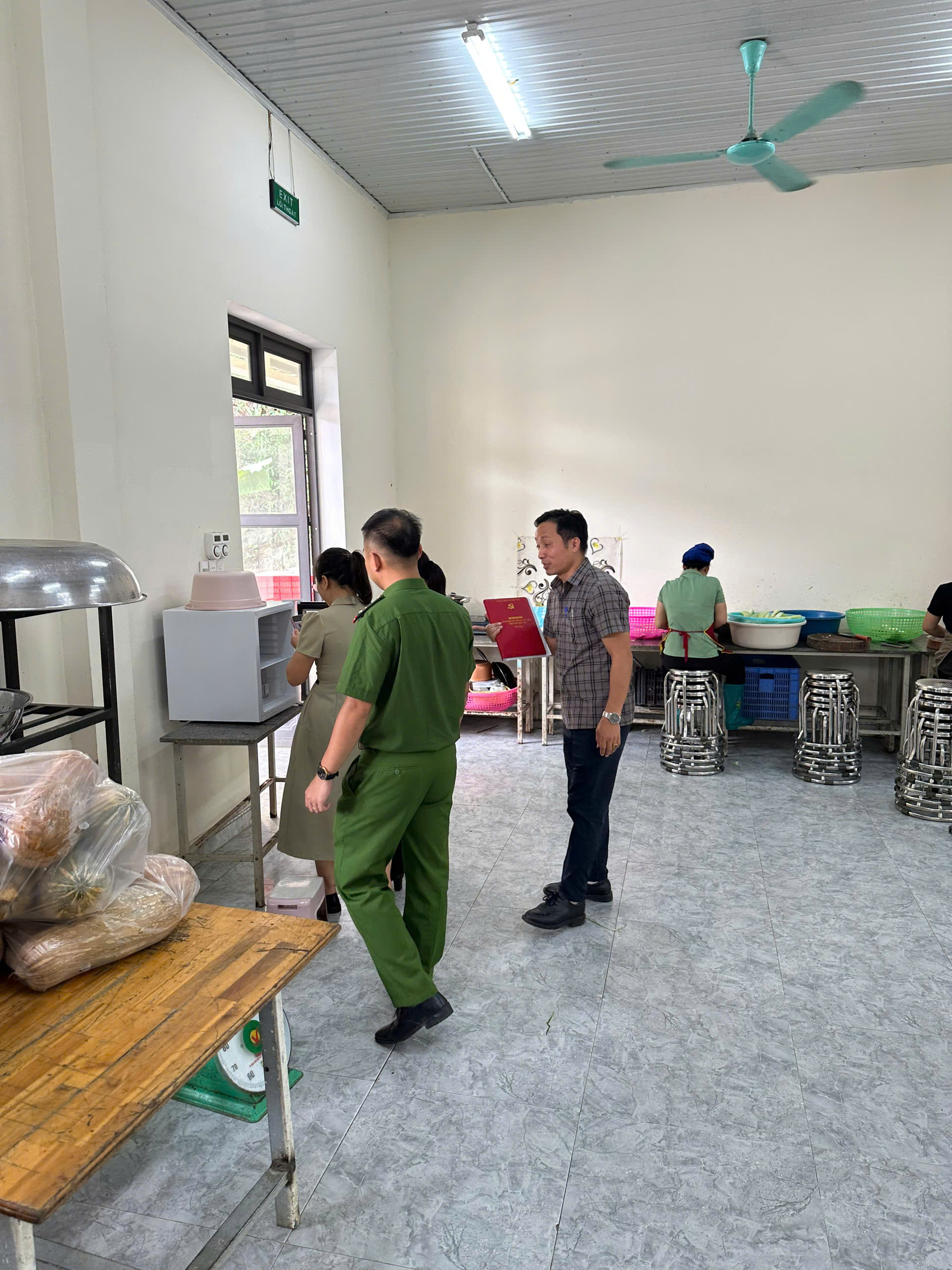 CÔNG AN XÃ NÀ HANG TĂNG CƯỜNG KIỂM TRA, BẢO ĐẢM AN TOÀN THỰC PHẨM TRONG CÁC CƠ SỞ GIÁO DỤC