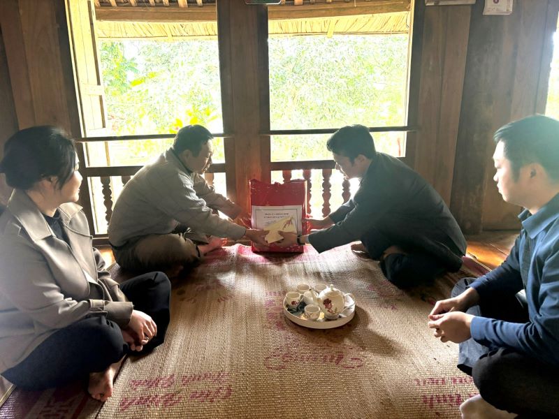 Đồng chí Nguyễn Xuân Hải PBT- Chủ tịch UBND xã thăm, tặng quà tết cho các đồng chí nguyên lãnh đạo xã qua các thời kỳ và người có công với cách mạng.