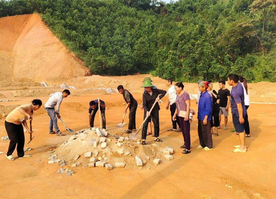 30 HỘ DÂN THÔN NGÕA ĐỒNG LOẠT ĐỘNG THỔ XÂY DỰNG NHÀ Ở TẠI KHU TÁI ĐỊNH CƯ MỚI
