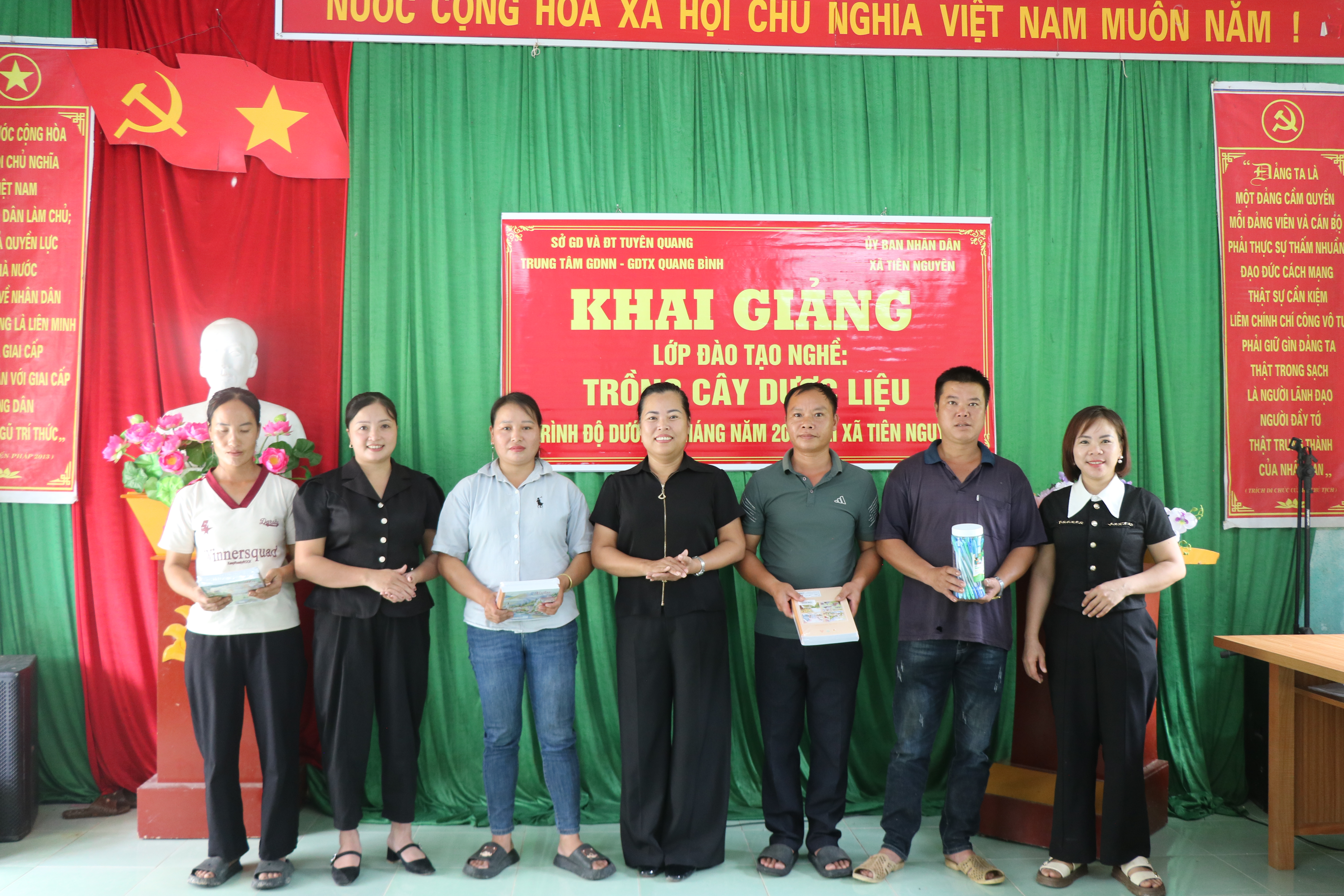 Trung tâm GDNN - GDTX Quang Bình phối hợp với UBND xã Tiên Nguyên mở lớp đào tạo nghề trồng dược liệu cho lao động nông thôn