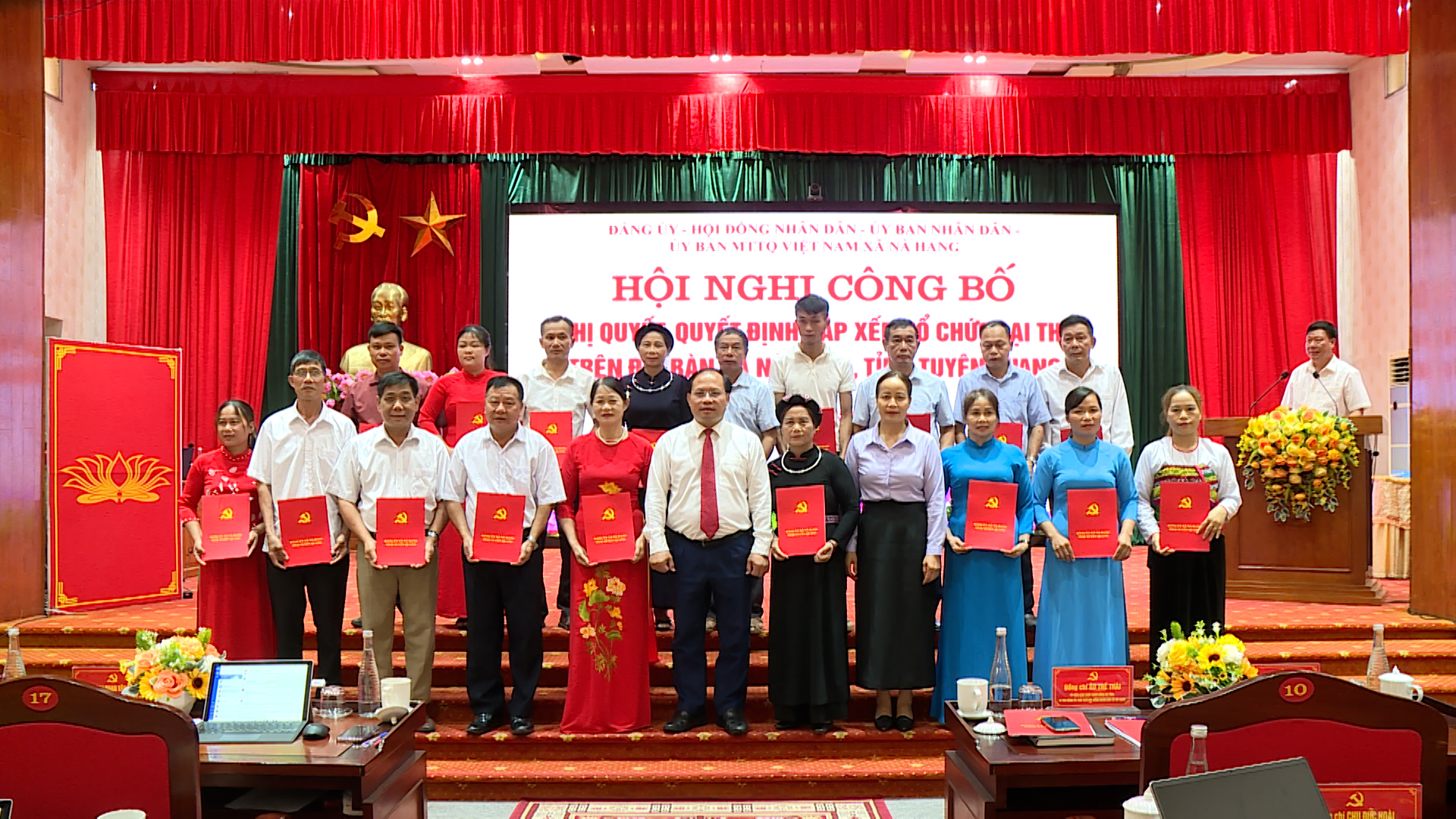 Hội nghị công bố Nghị quyết, Quyết định sắp xếp, tổ chức lại các thôn trên địa bàn xã Nà Hang