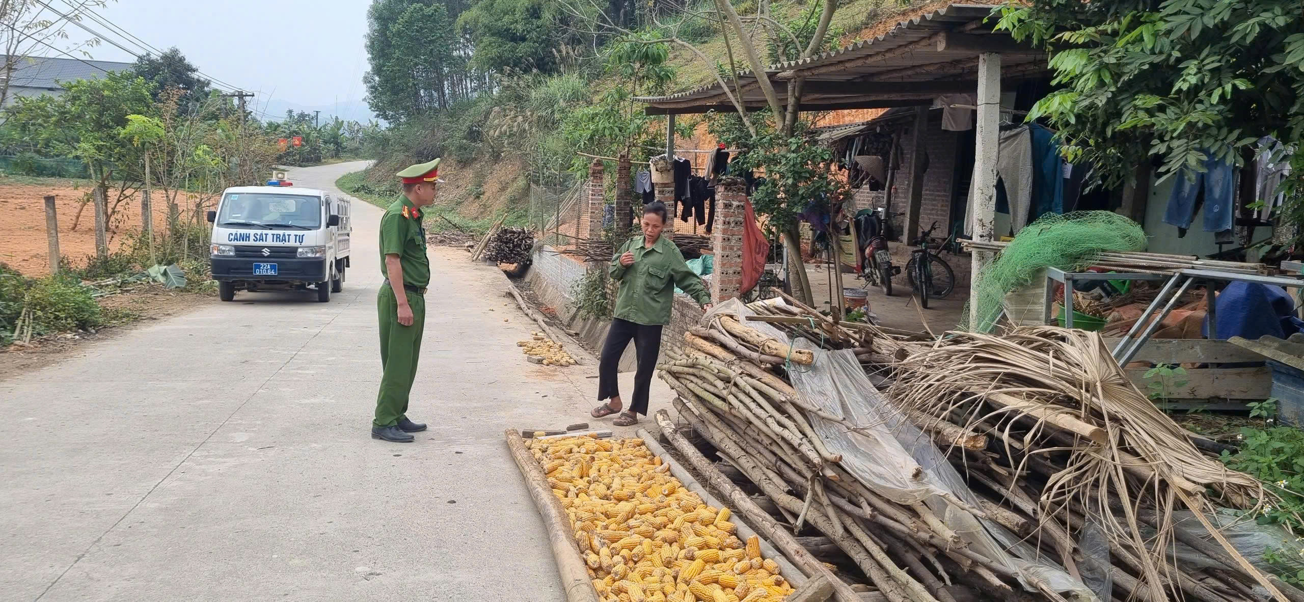 CÔNG AN XÃ THÁI SƠN CẢNH BÁO NGUY CƠ TAI NẠN TỪ VIỆC PHƠI NÔNG SẢN, ĐỂ CỦI TRÊN ĐƯỜNG GIAO THÔNG