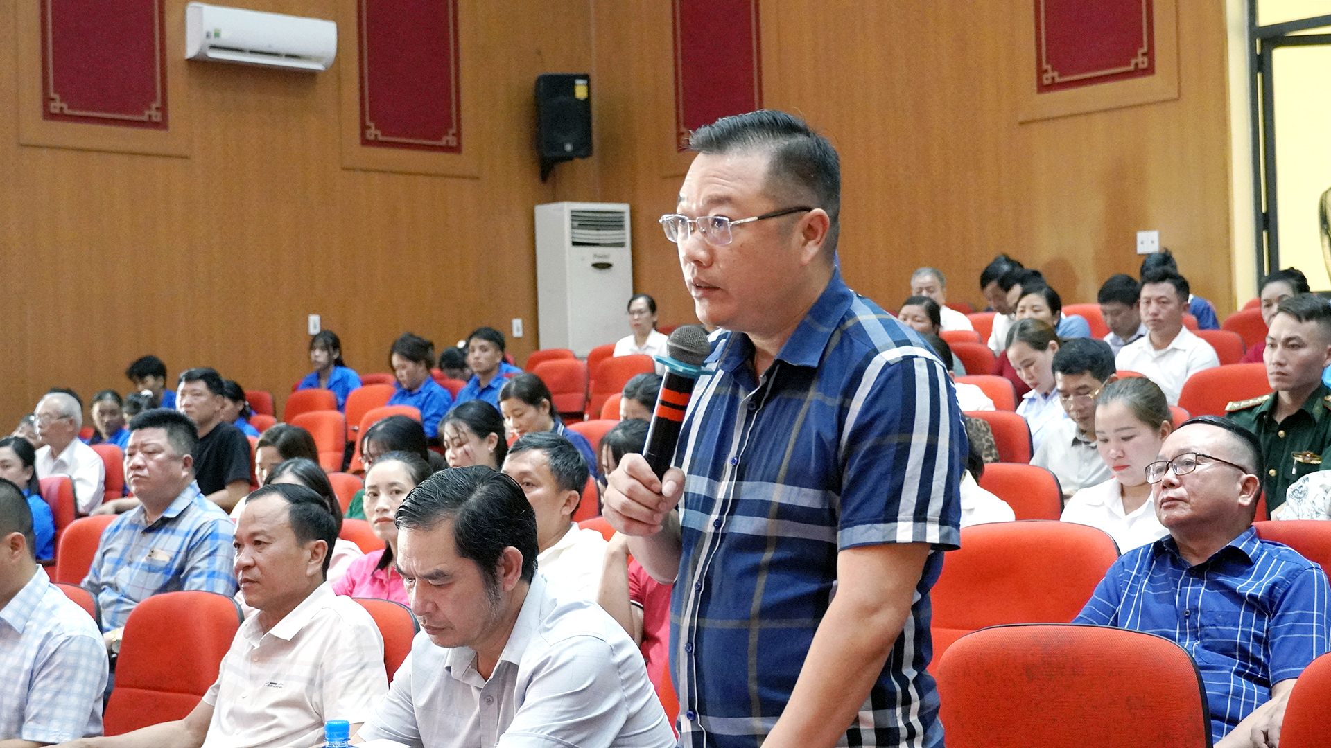 Đo&agrave;n ĐBQH tiếp x&uacute;c cử tri 4 x&atilde; (5).jpg