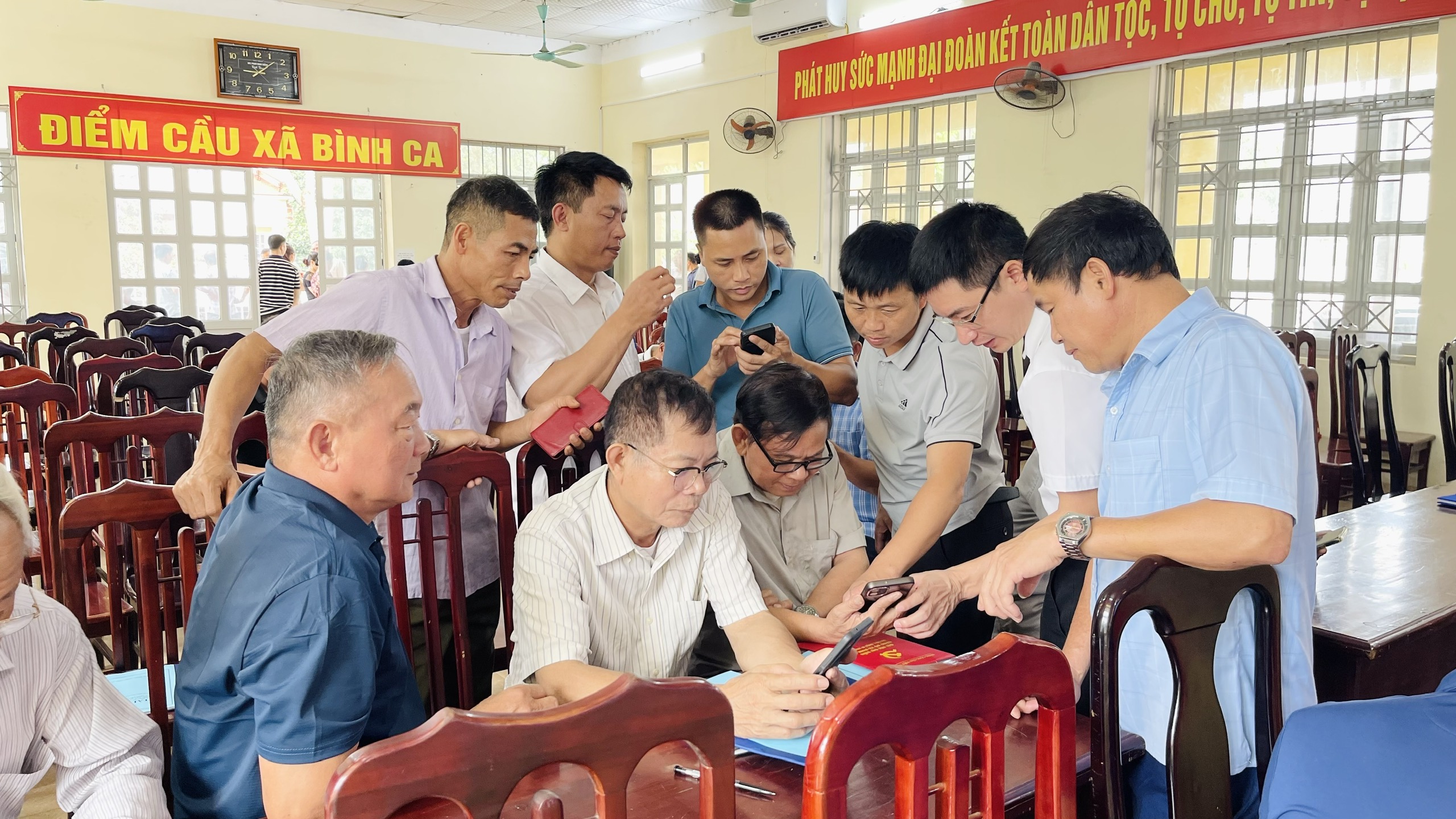 Bình Ca tập huấn, bồi dưỡng hướng dẫn sử dụng nộp hồ sơ, thủ tục hành chính trên môi trường điện tử cho Tổ công nghệ số cộng đồng năm 2026 trên địa bàn xã.