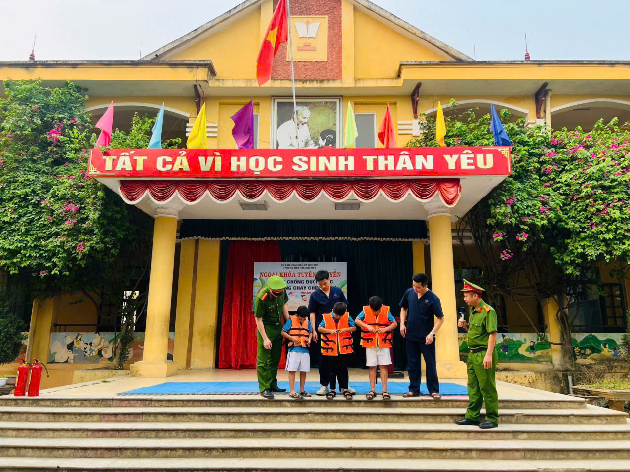 CÔNG AN XÃ NHỮ KHÊ TUYÊN TRUYỀN, TRẢI NGHIỆM THỰC HÀNH PHÒNG CHÁY, CHỮA CHÁY VÀ CỨU NẠN, CỨU HỘ