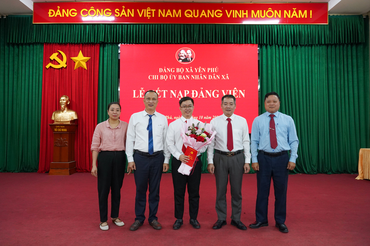 CHI BỘ ỦY BAN NHÂN DÂN XÃ YÊN PHÚ TỔ CHỨC LỄ KẾT NẠP ĐẢNG VIÊN