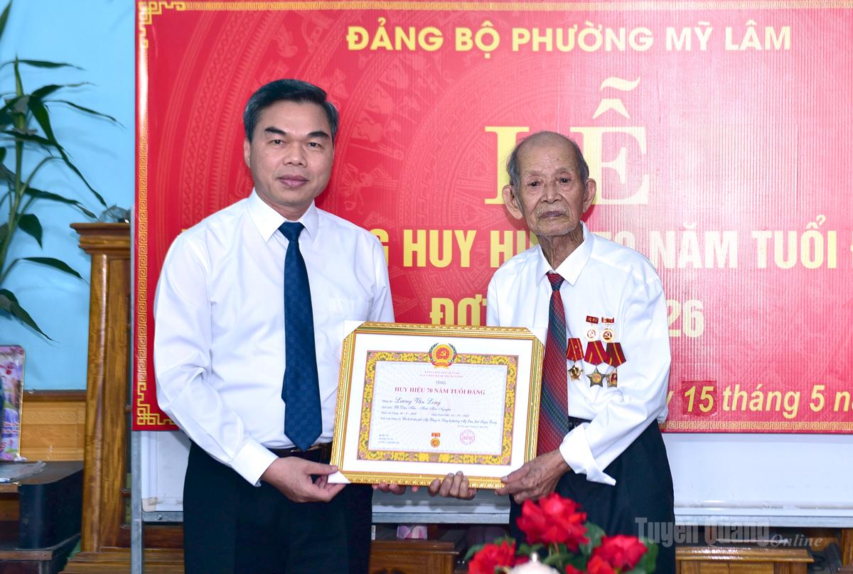 Phó Bí thư Tỉnh ủy, Chủ tịch Ủy ban MTTQ Việt Nam tỉnh Ma Thế Hồng trao Huy hiệu 70 năm tuổi Đảng tại phường Mỹ Lâm