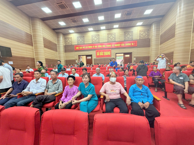 UBND xã Bạch Xa tổ chức đưa đón thân nhân gia đình liệt sĩ tham gia lấy mẫu ADN phục vụ xác định danh tính hài cốt liệt sĩ