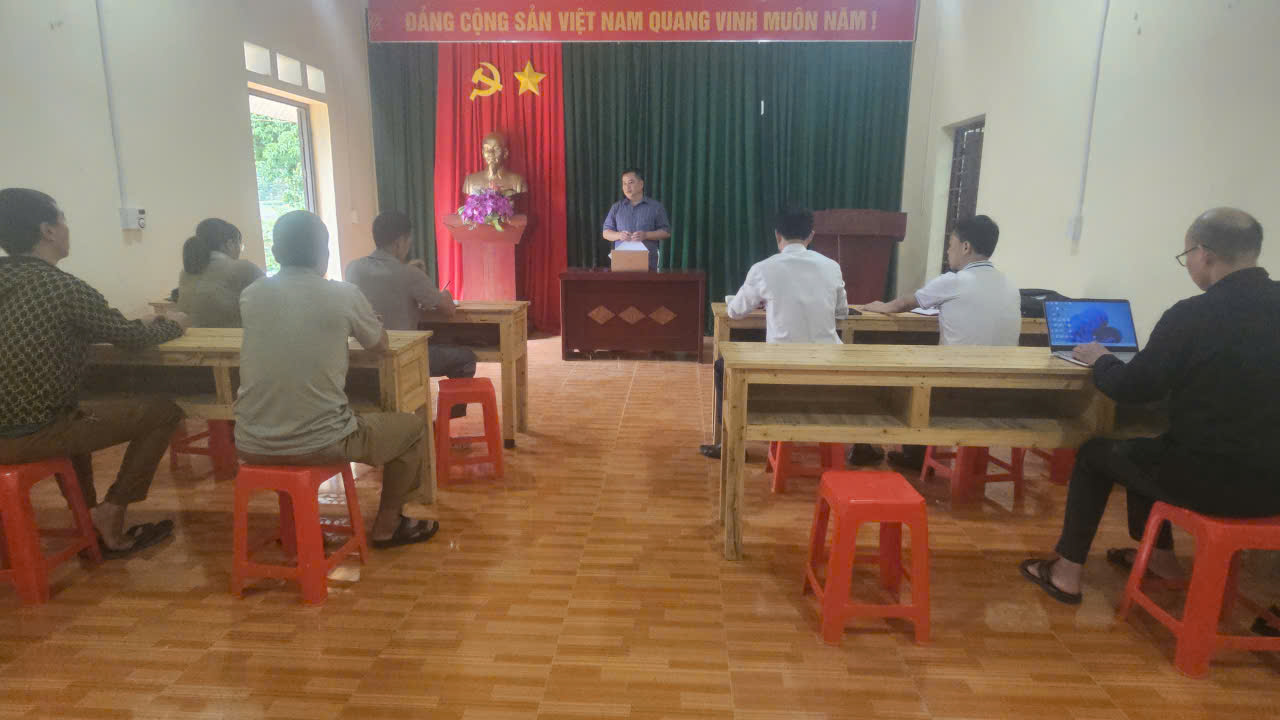 Đồng chí Phạm Văn Hợp - Bí thư Đảng ủy xã Niêm Sơn, Chủ tịch HĐND xã dự họp với Ban Chi ủy thôn Bản Tồng