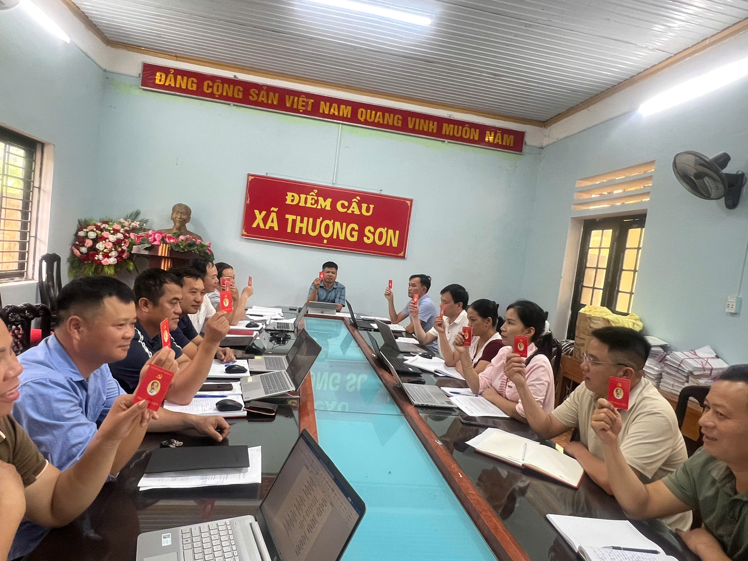CHI BỘ CÁC CƠ QUAN ĐẢNG TỔ CHỨC SINH HOẠT CHUYÊN ĐỀ HỌC TẬP VÀ LÀM THEO TƯ TƯỞNG, ĐẠO ĐỨC, PHONG CÁCH HỒ CHÍ MINH