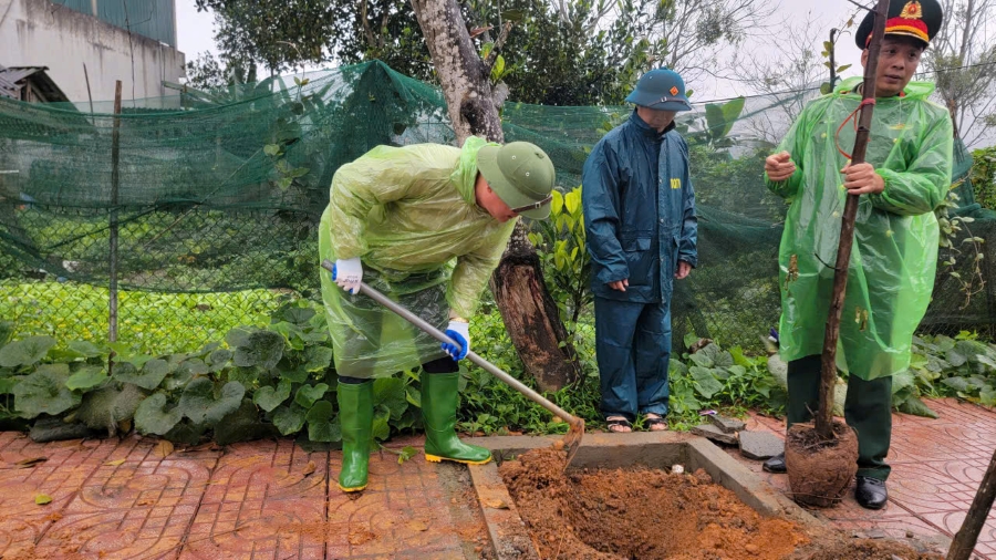 phát động trồng cây ảnh bí thư1.jpg