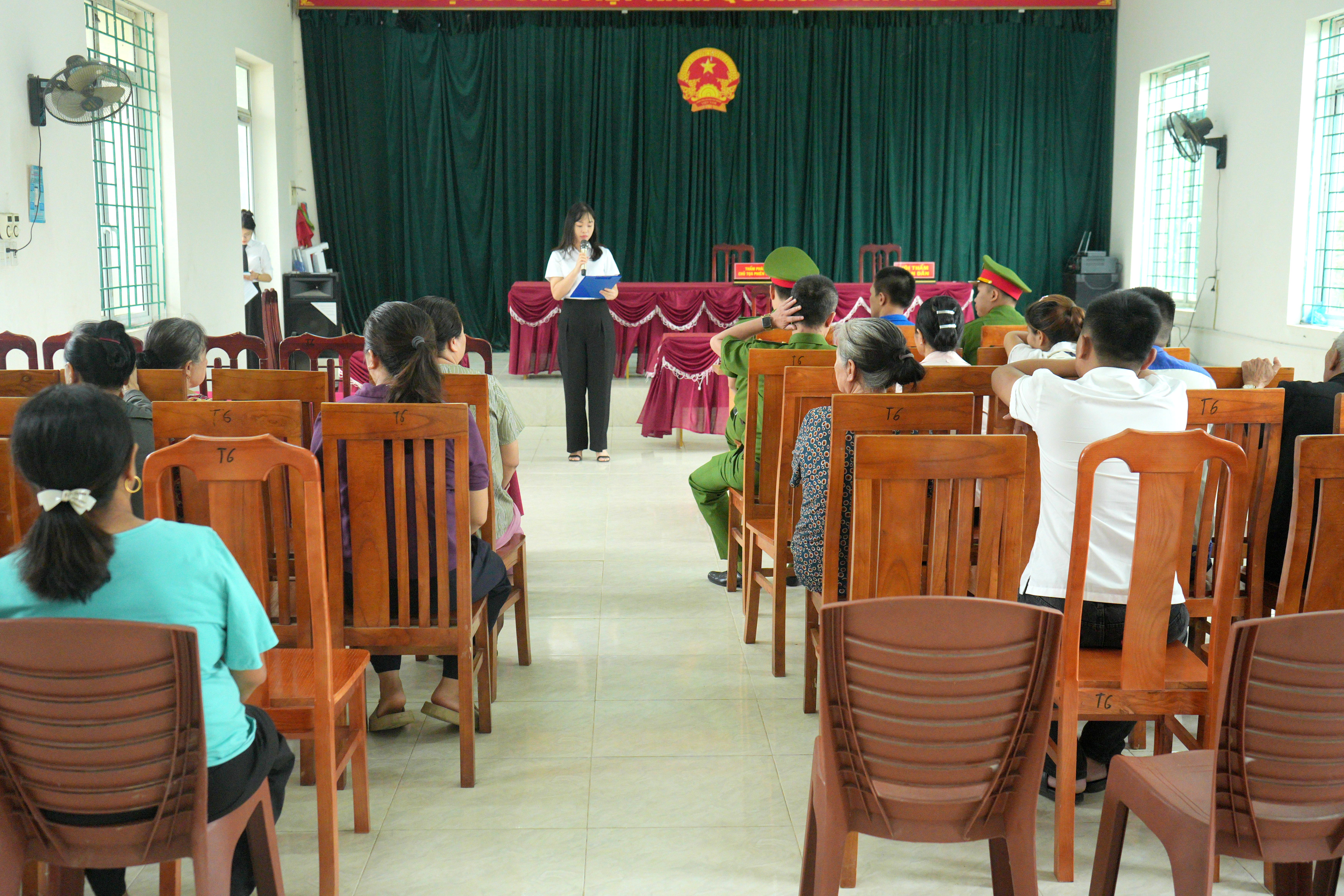 Nà Hang tuyên truyền, phổ biến pháp luật về lĩnh vực tư pháp và phòng, chống ma túy tại thôn 6