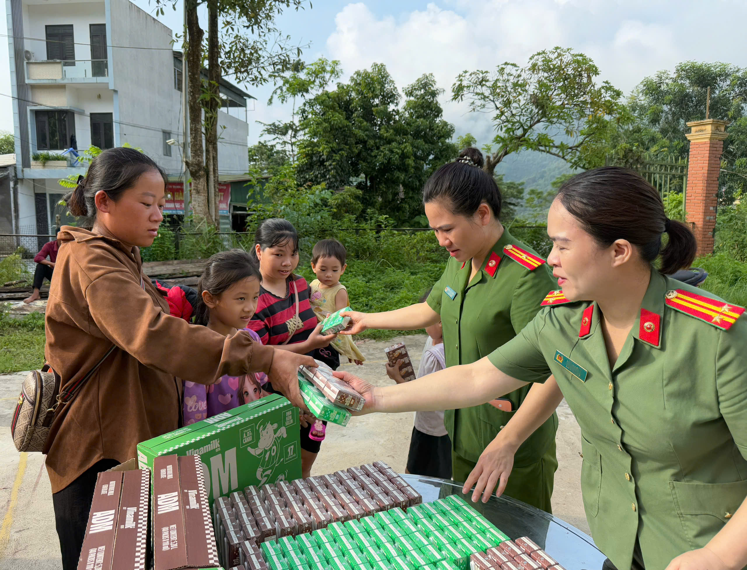 TIẾP TỤC DUY TRÌ MÔ HÌNH THỰC HIỆN PHONG TRÀO THI ĐUA "BA NHẤT" 