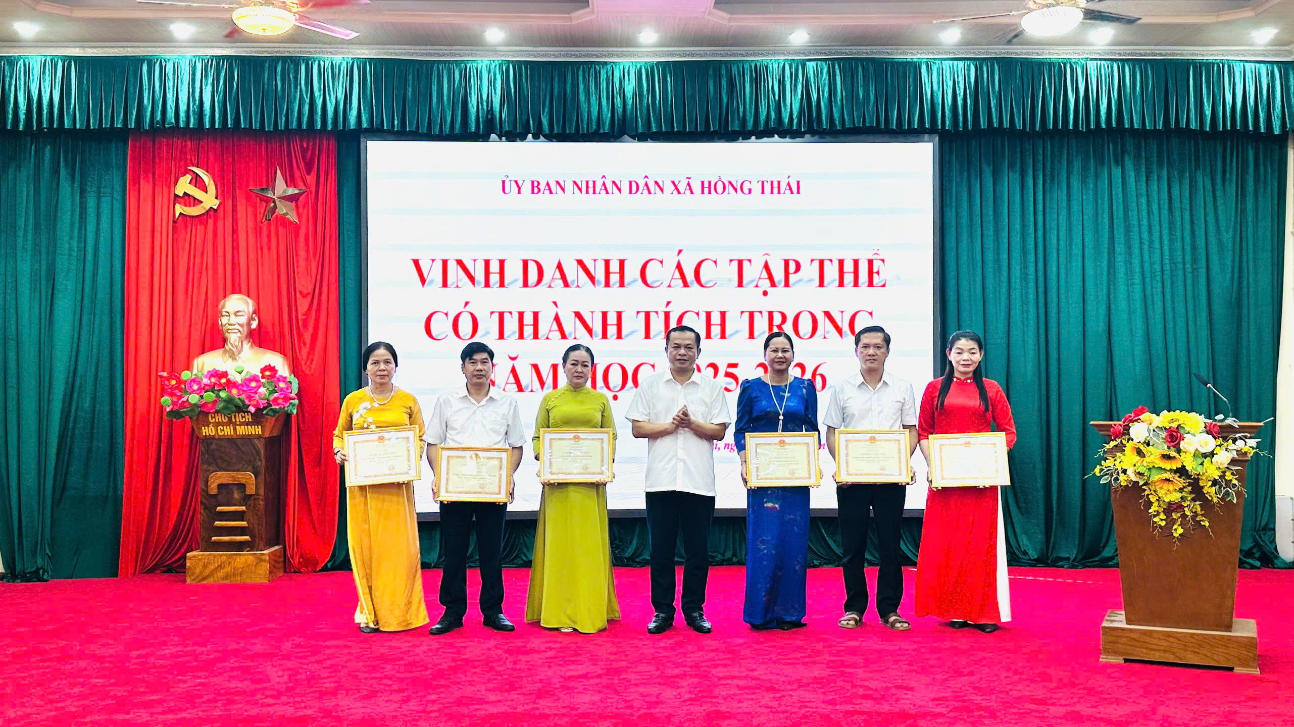 UBND xã Hồng Thái tổ chức Hội nghị tổng kết công tác giáo dục năm học 2025 – 2026, triển khai nhiệm vụ năm học 2026 – 2027 và công bố các quyết định về sắp xếp, tổ chức lại các cơ sở giáo dục trên địa bàn xã Hồng Thái