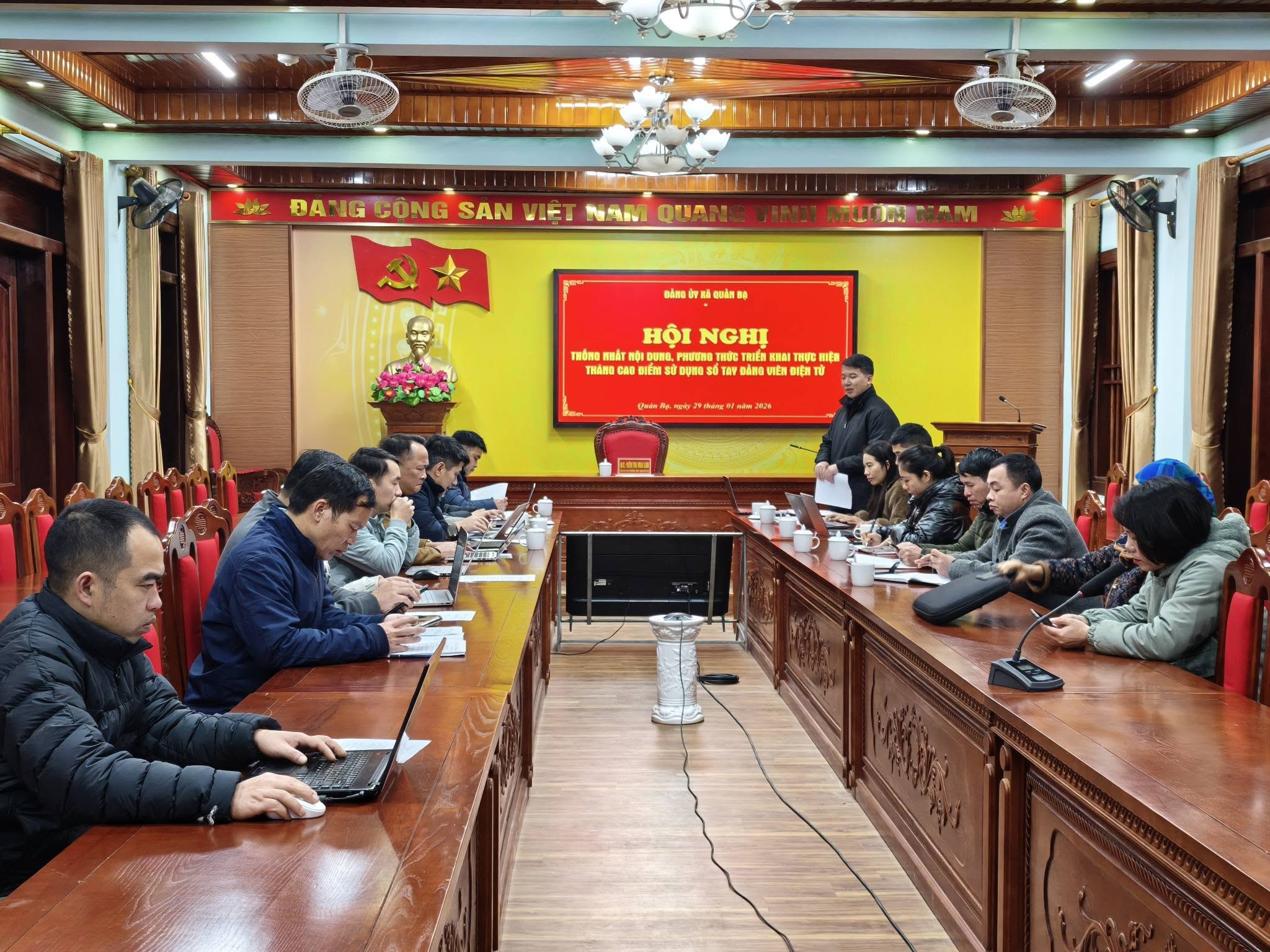 Đảng ủy xã Quản Bạ đã tổ chức Hội nghị thống nhất nội dung, phương thức triển khai thực hiện "Tháng cao điểm sử dụng Sổ tay điện tử đảng viên".