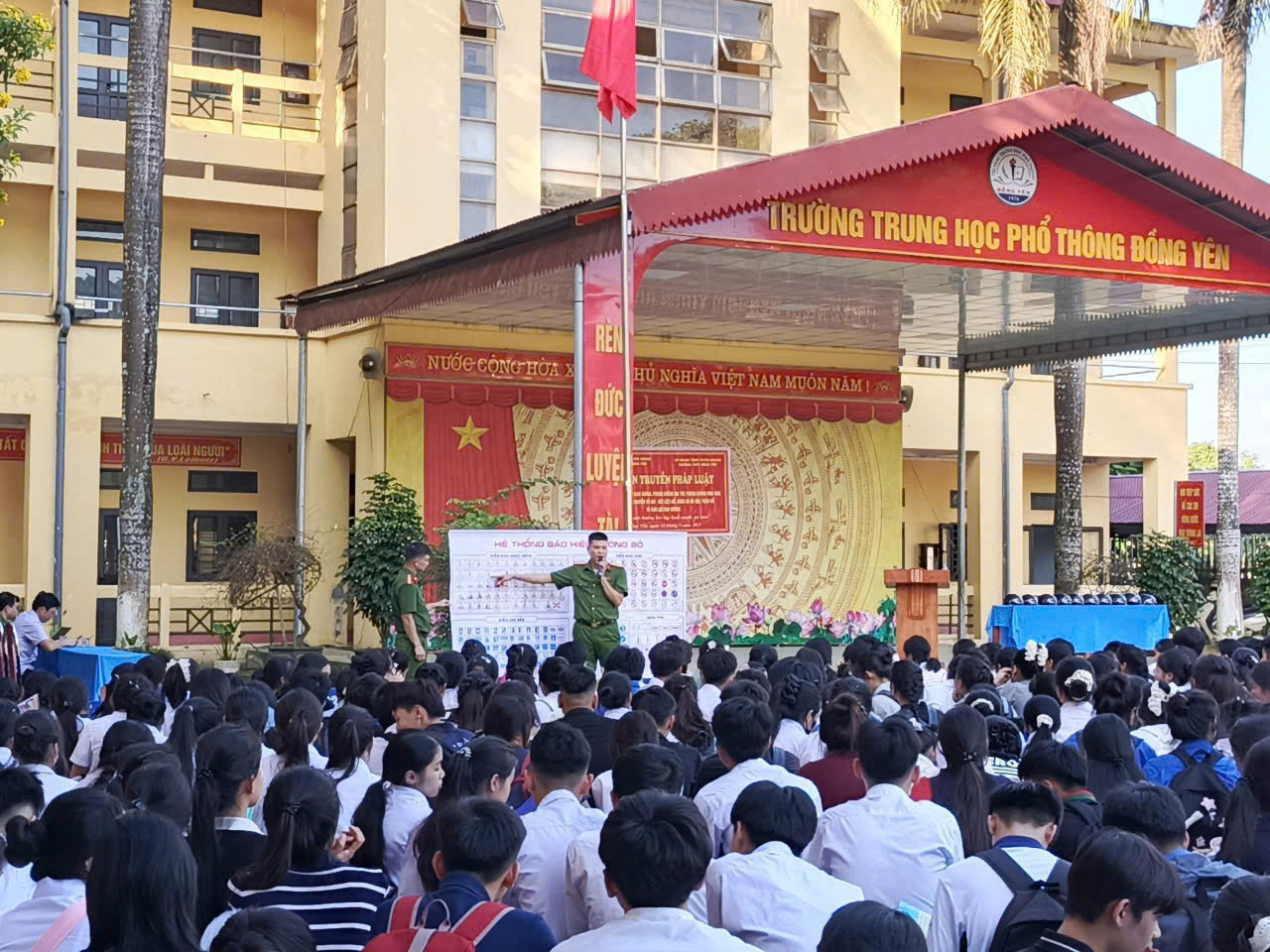 CÔNG AN XÃ ĐỒNG YÊN TUYÊN TRUYỀN PHÁP LUẬT ĐẦU NĂM HỌC MỚI