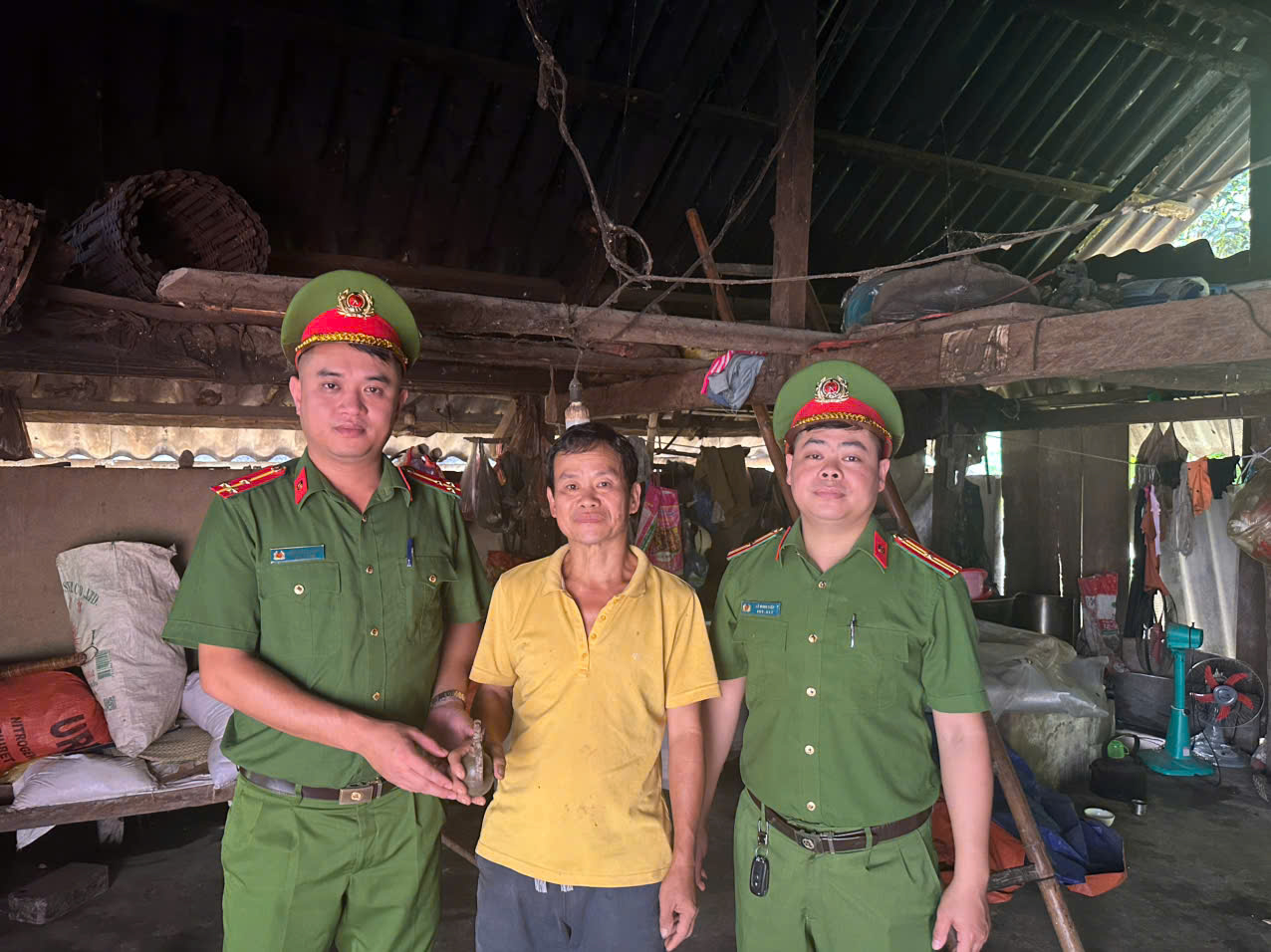 ĐẨY MẠNH TUYÊN TRUYỀN, VẬN ĐỘNG NHÂN DÂN GIAO NỘP VŨ KHÍ, VẬT LIỆU NỔ, CÔNG CỤ HỖ TRỢ VÀ PHÁO