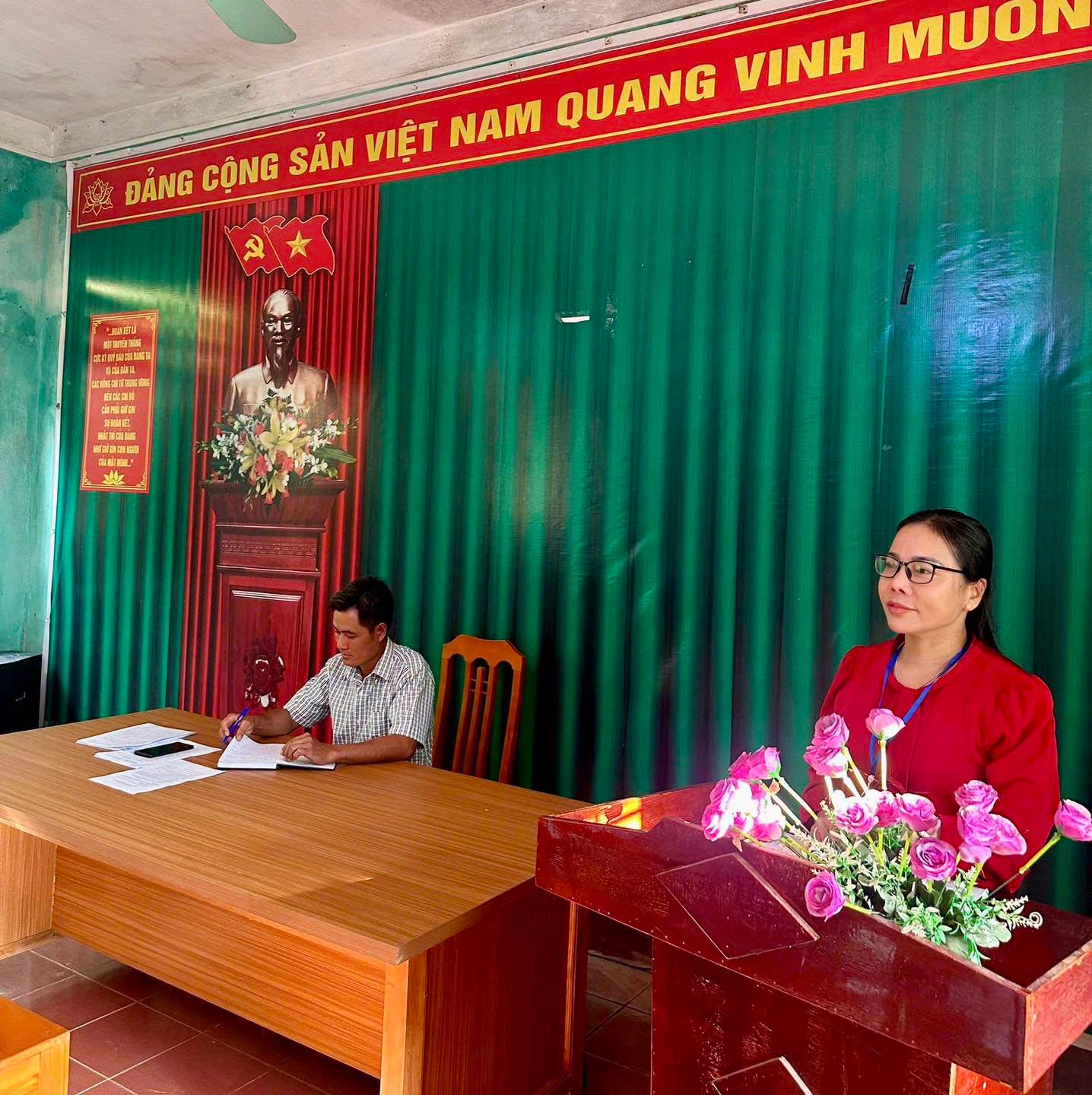ĐỒNG CHÍ TỐNG THỊ NGÂN – PHÓ CHỦ TỊCH UBND XÃ DỰ SINH HOẠT CHI BỘ THÔN CAO MINH