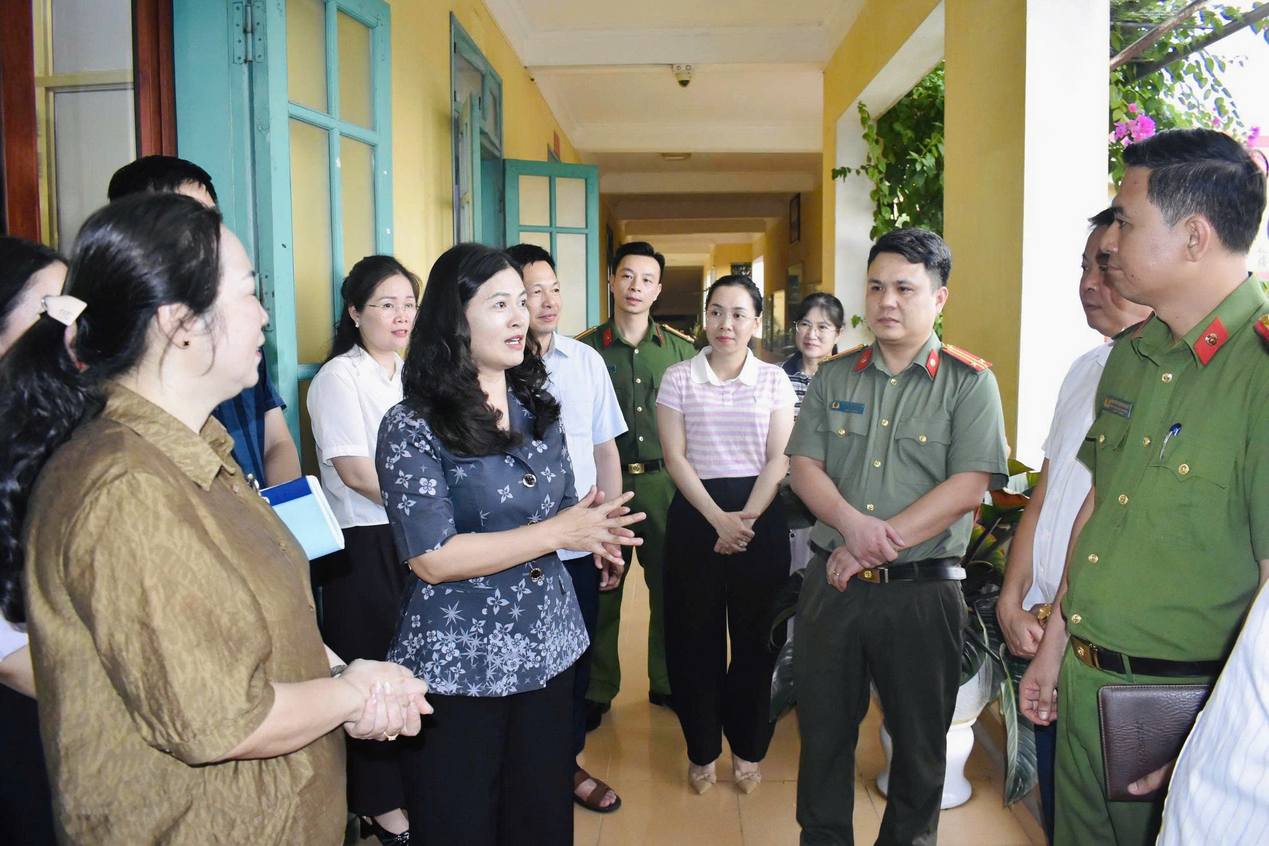 Phó Chủ tịch UBND tỉnh Vương Ngọc Hà kiểm tra công tác chuẩn bị cho Kỳ thi tốt nghiệp THPT năm 2026 tại trường THPT Nguyễn Văn Huyên, phường An Tường