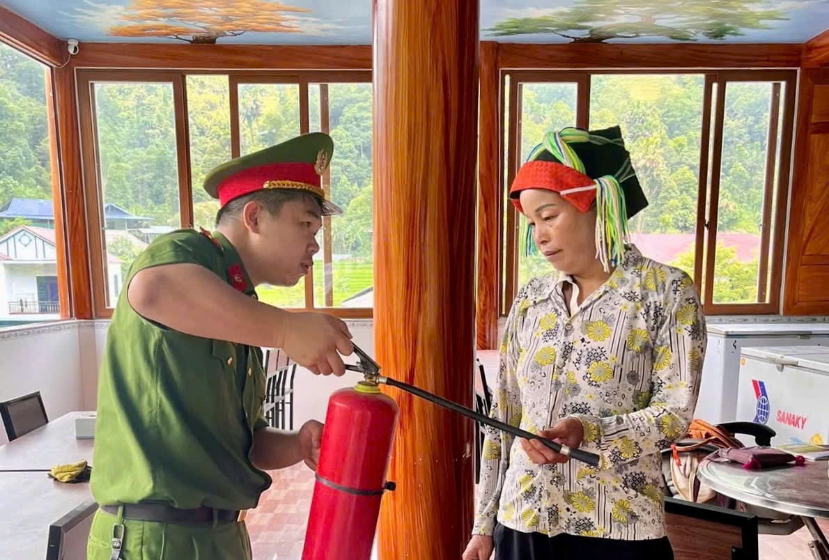 CÔNG AN XÃ CAO BỒ TĂNG CƯỜNG TUYÊN TRUYỀN, HƯỚNG DẪN CÔNG TÁC PCCC TẠI CÁC CƠ SỞ LƯU TRÚ, HOMESTAY