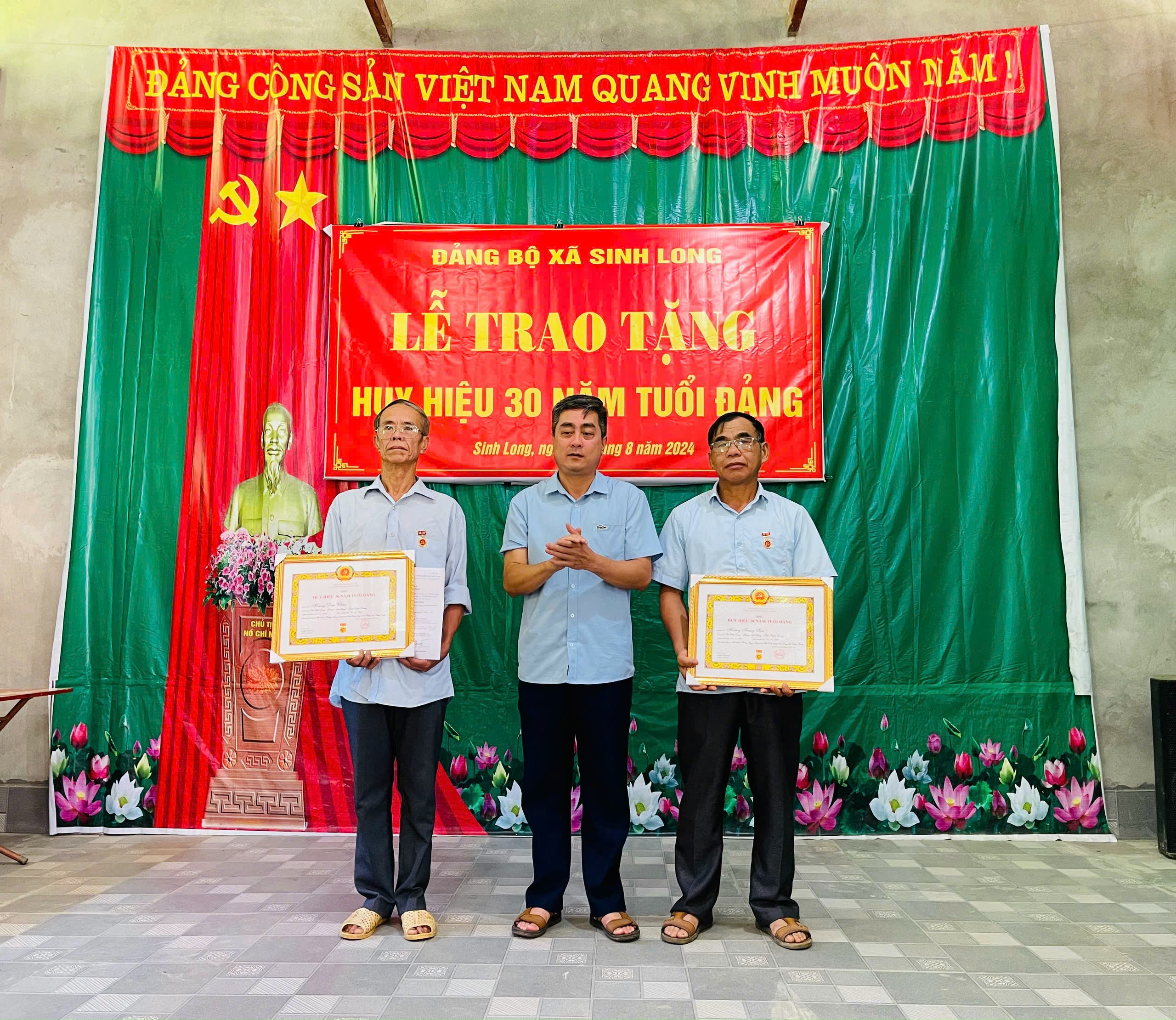 SINH LONG: TRAO TẶNG HUY HIỆU 30 NĂM TUỔI ĐẢNG