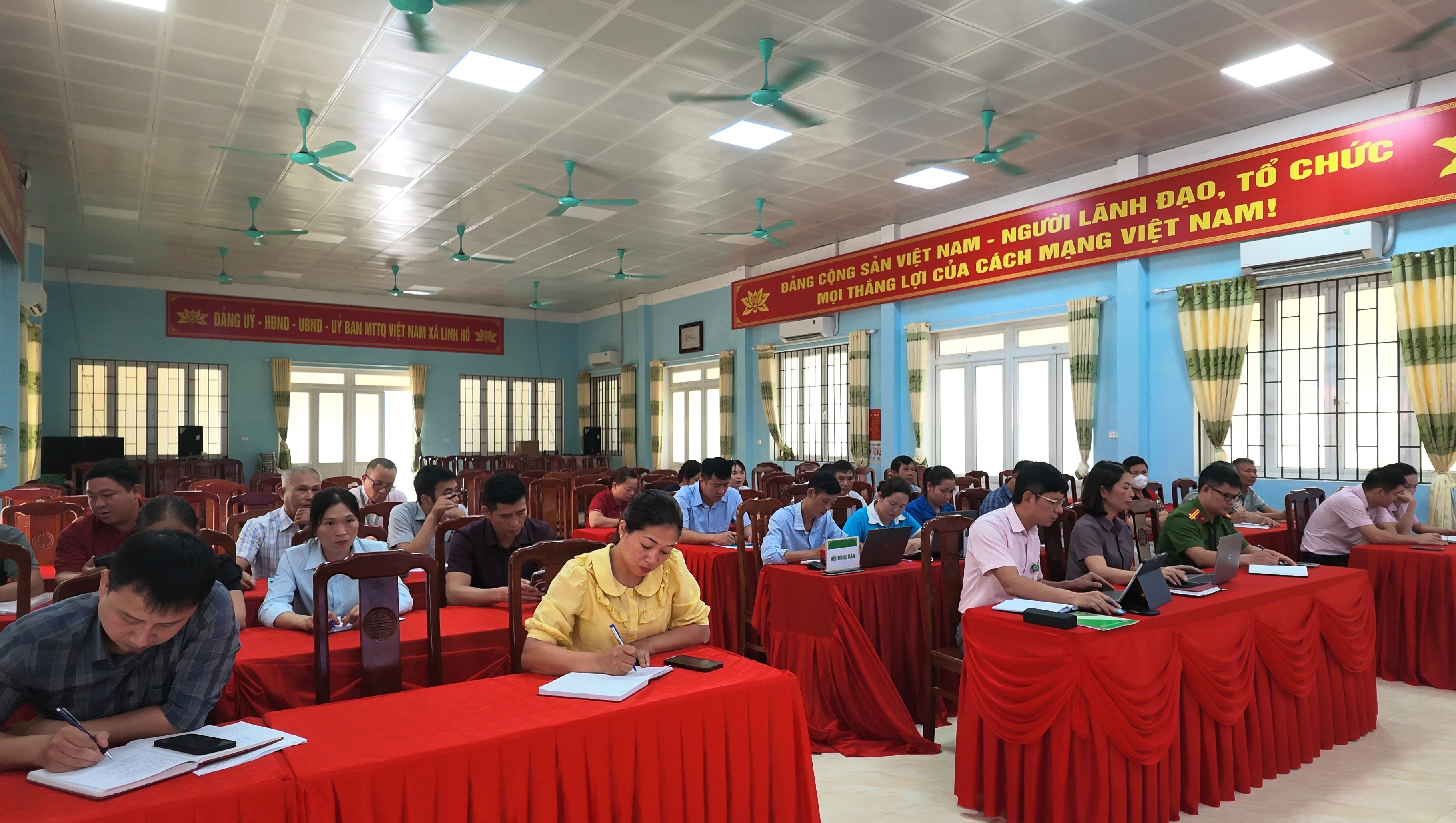 Ng&acirc;n h&agrave;ng 3.JPG