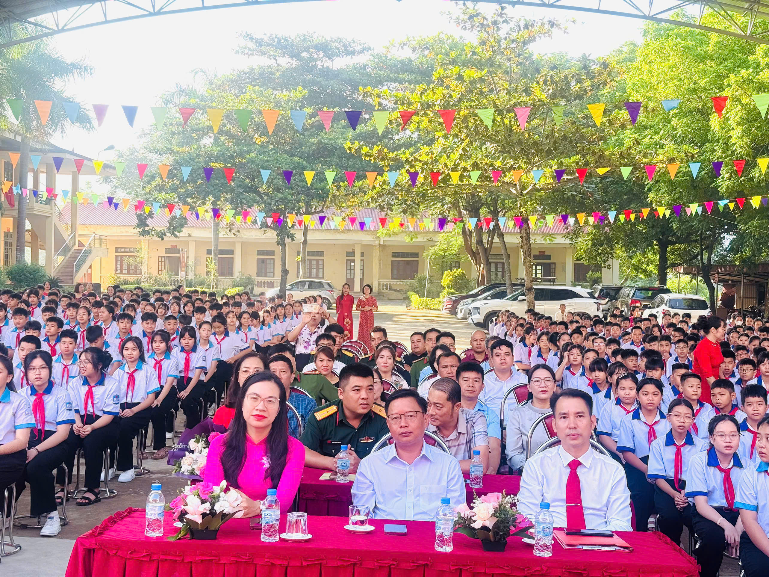 Lãnh đạo phường Bình Thuận thăm và chúc mừng thầy trò các trường trên địa bàn nhân dịp khai giảng năm học mới