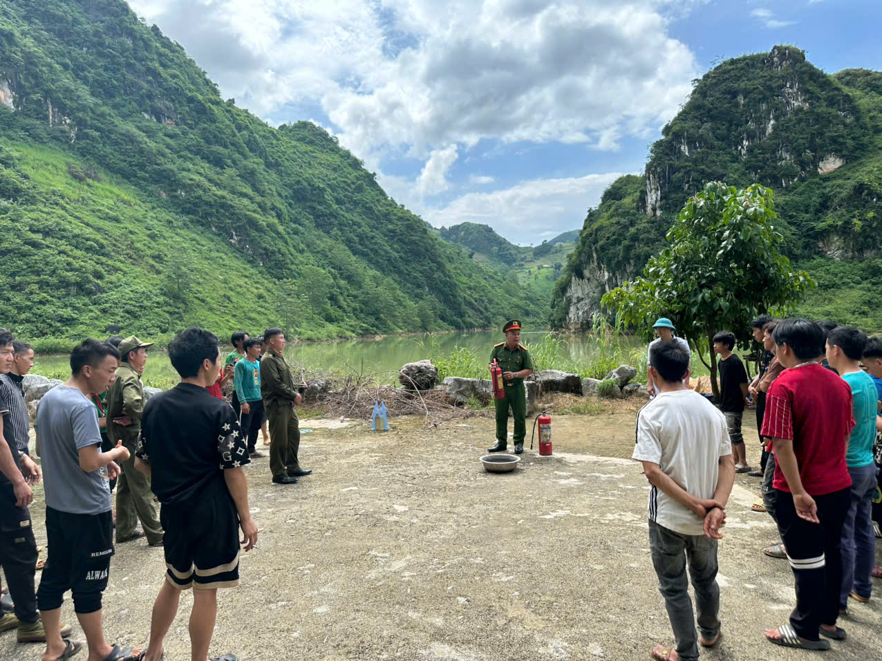 Tăng cường kỹ năng phòng cháy, chữa cháy và cứu nạn, cứu hộ cho người dân thôn Nho Quế