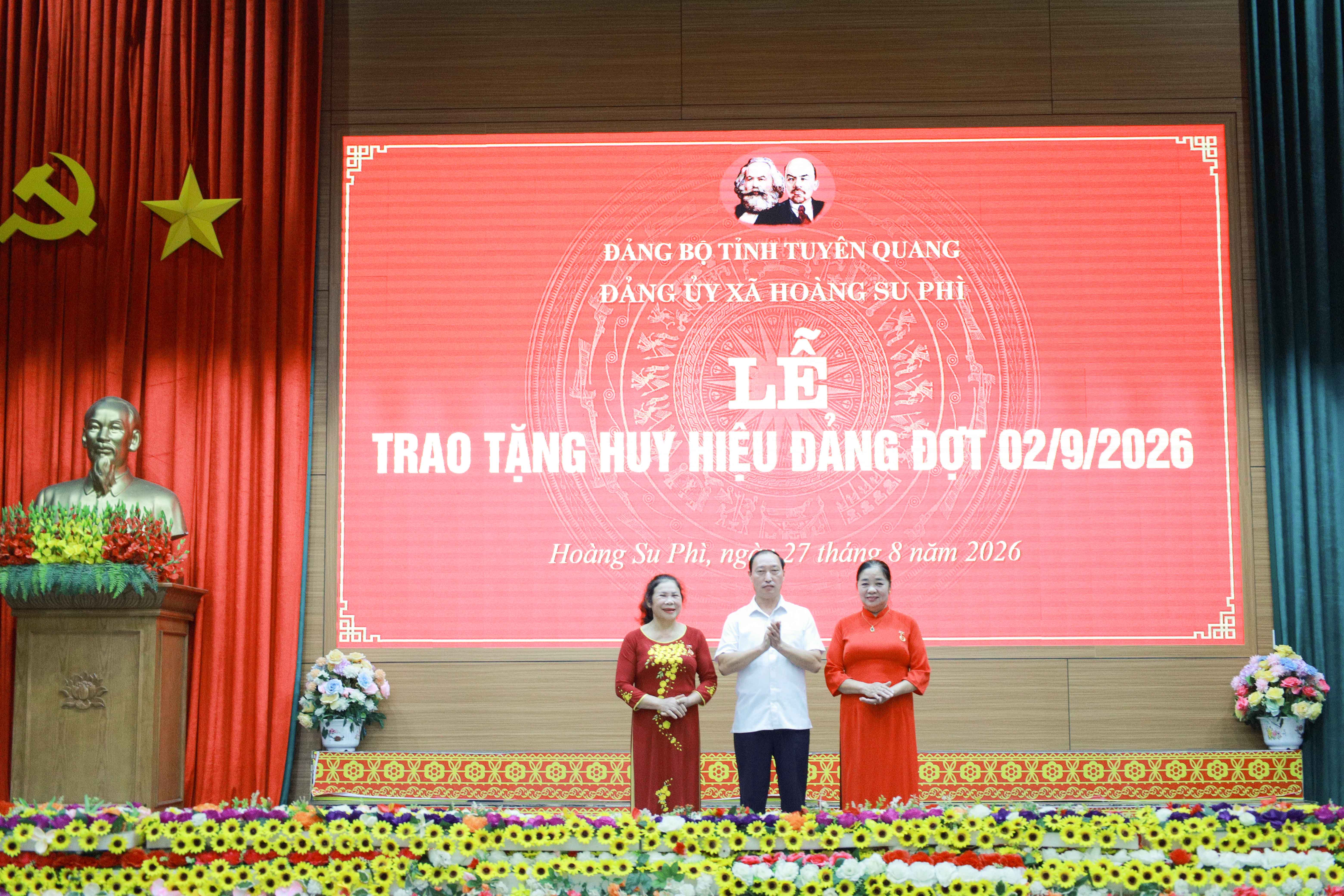 Xã Hoàng Su Phì có 47 đồng chí được trao Huy hiệu đảng đợt 2.9