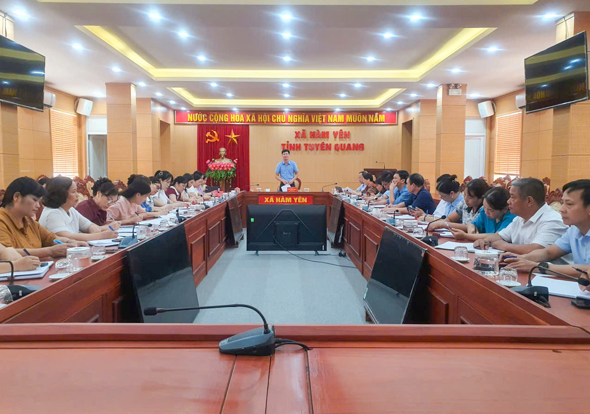Chủ tịch UBND xã Đỗ Văn Hoà làm việc cùng lãnh đạo các trường học về triển khai sắp xếp các đơn vị trường học trên địa bàn