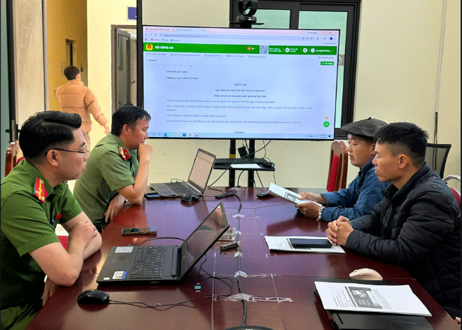 CÔNG AN XÃ SÀ PHÌN ĐẨY MẠNH TUYÊN TRUYỀN, HƯỚNG DẪN THÔNG BÁO LƯU TRÚ VÀ KHAI BÁO TẠM TRÚ TRÊN HỆ THỐNG MỚI