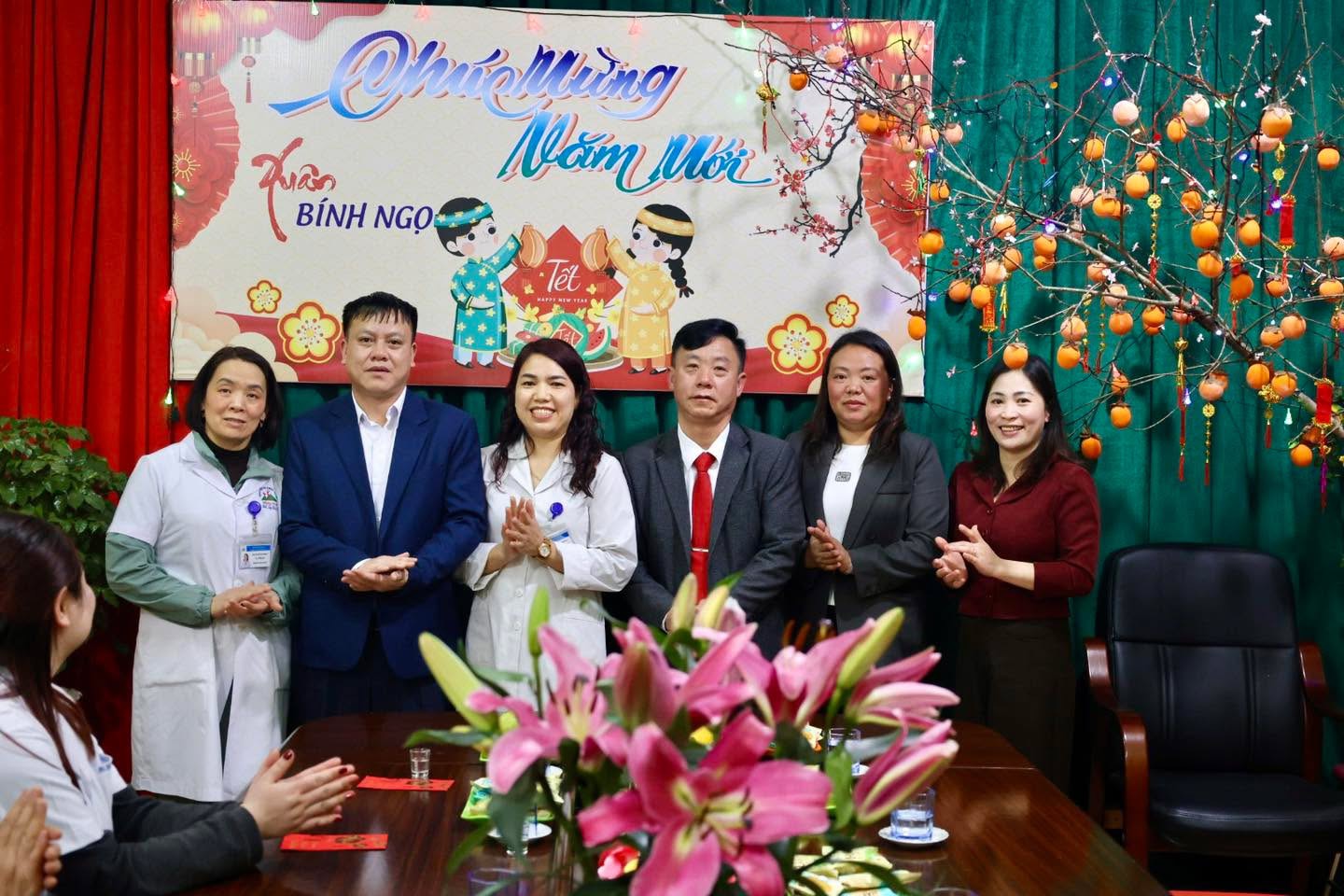 LÃNH ĐẠO XÃ ĐỒNG VĂN THĂM, TẶNG QUÀ BỆNH NHÂN VÀ CHÚC TẾT CÁC Y, BÁC SĨ TẠI BỆNH VIỆN ĐA KHOA VĂN