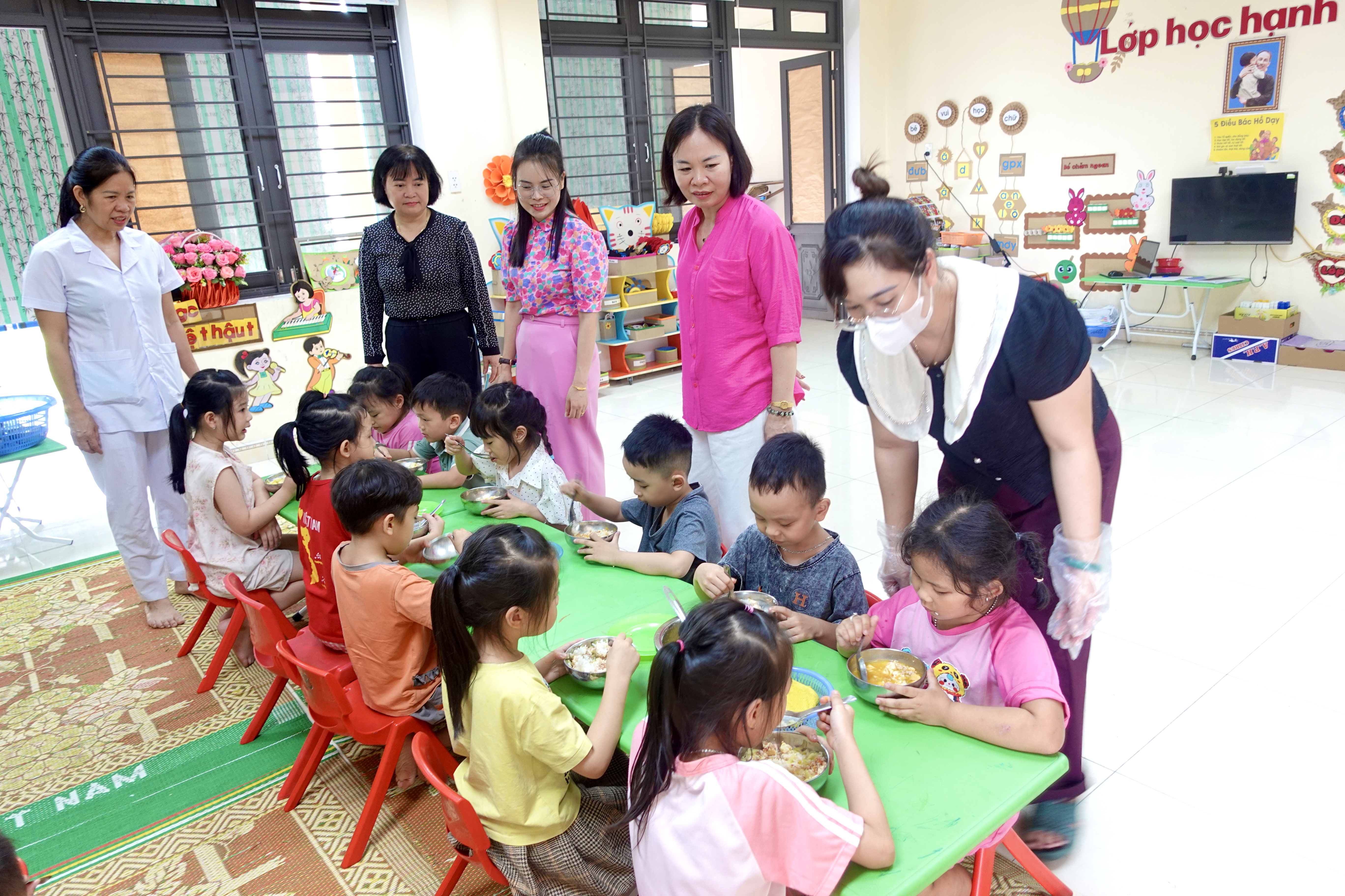 Đẩy mạnh kiểm tra an toàn thực phẩm tại bếp ăn tập thể trường học