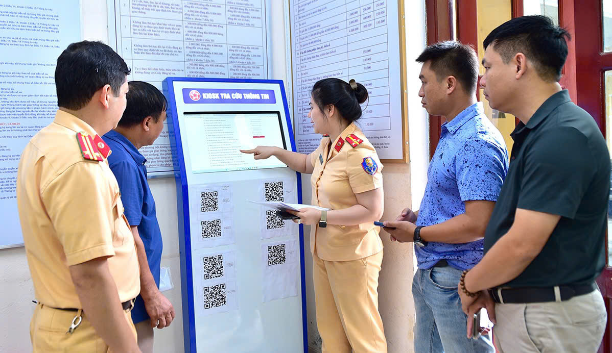 Lực lượng Cảnh sát giao thông Công an tỉnh Tuyên Quang: Đẩy mạnh cải cách hành chính, xây dựng hình ảnh đẹp vì Nhân dân phục vụ