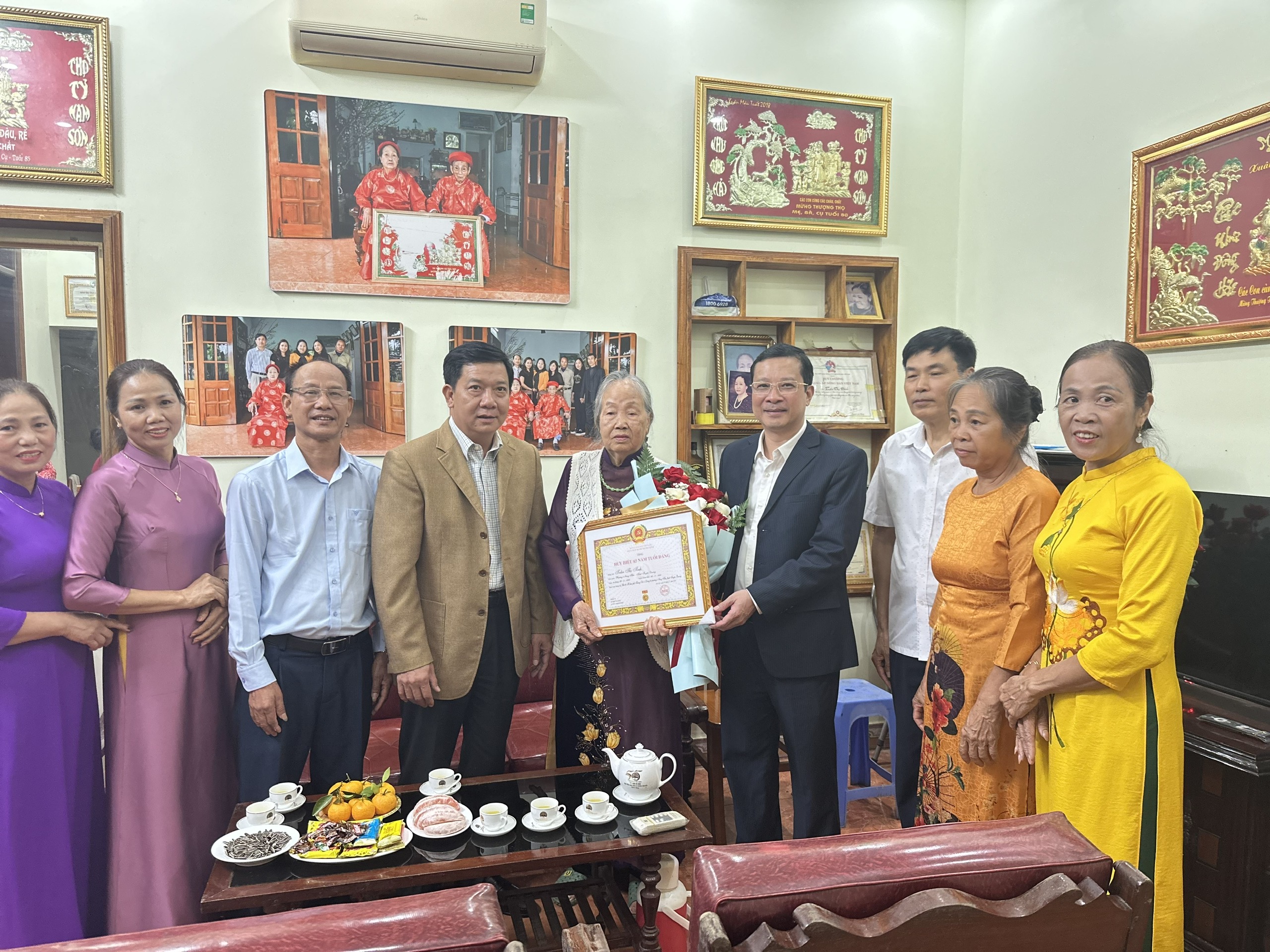 Đồng chí Giám đốc Sở Tư pháp trao huy hiệu Đảng tại phường Nông Tiến